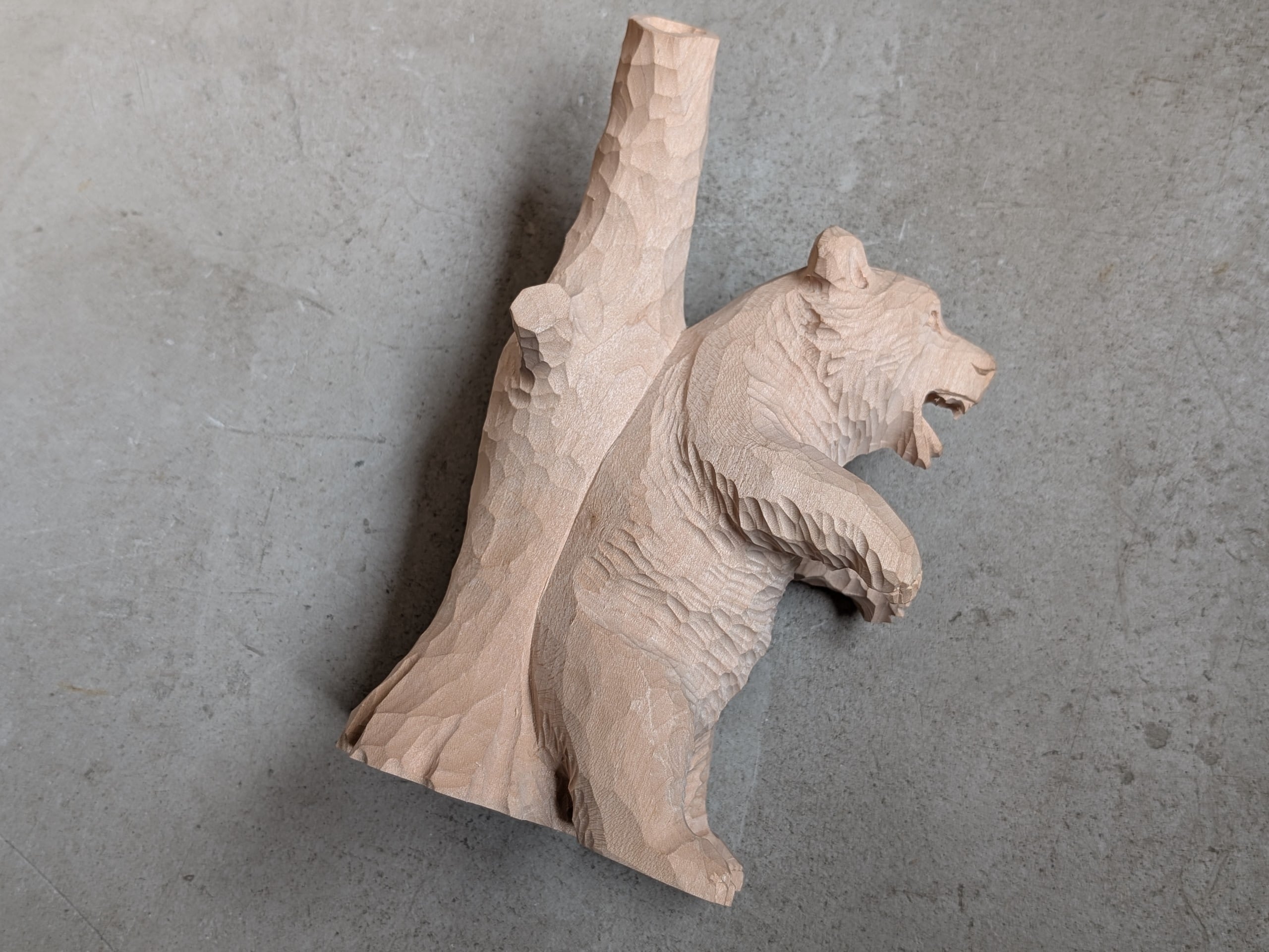 上西捷敏 背をこする熊 #1 | 木彫りの熊 | inoya | Basic Life Store