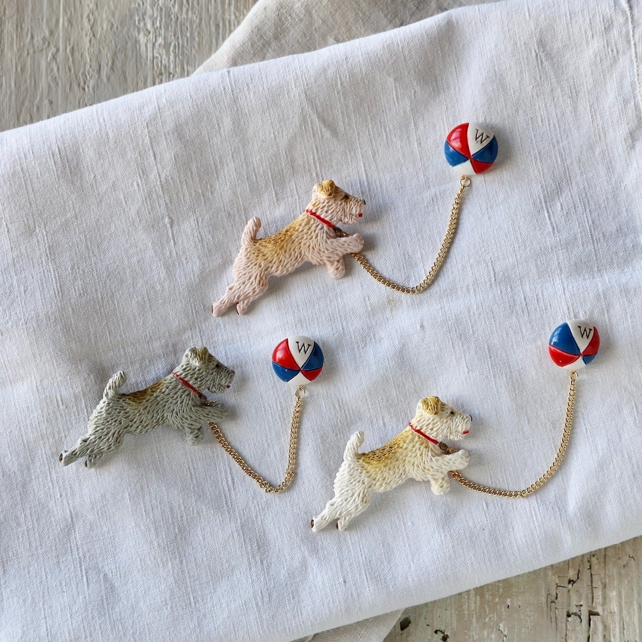 ボールで遊ぶテリアブローチ | WEEKENDS