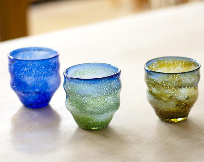 稲嶺盛一郎作(琉球ガラス工房 絆) 琉球ガラス 泡彩流ぐい呑み 白泡