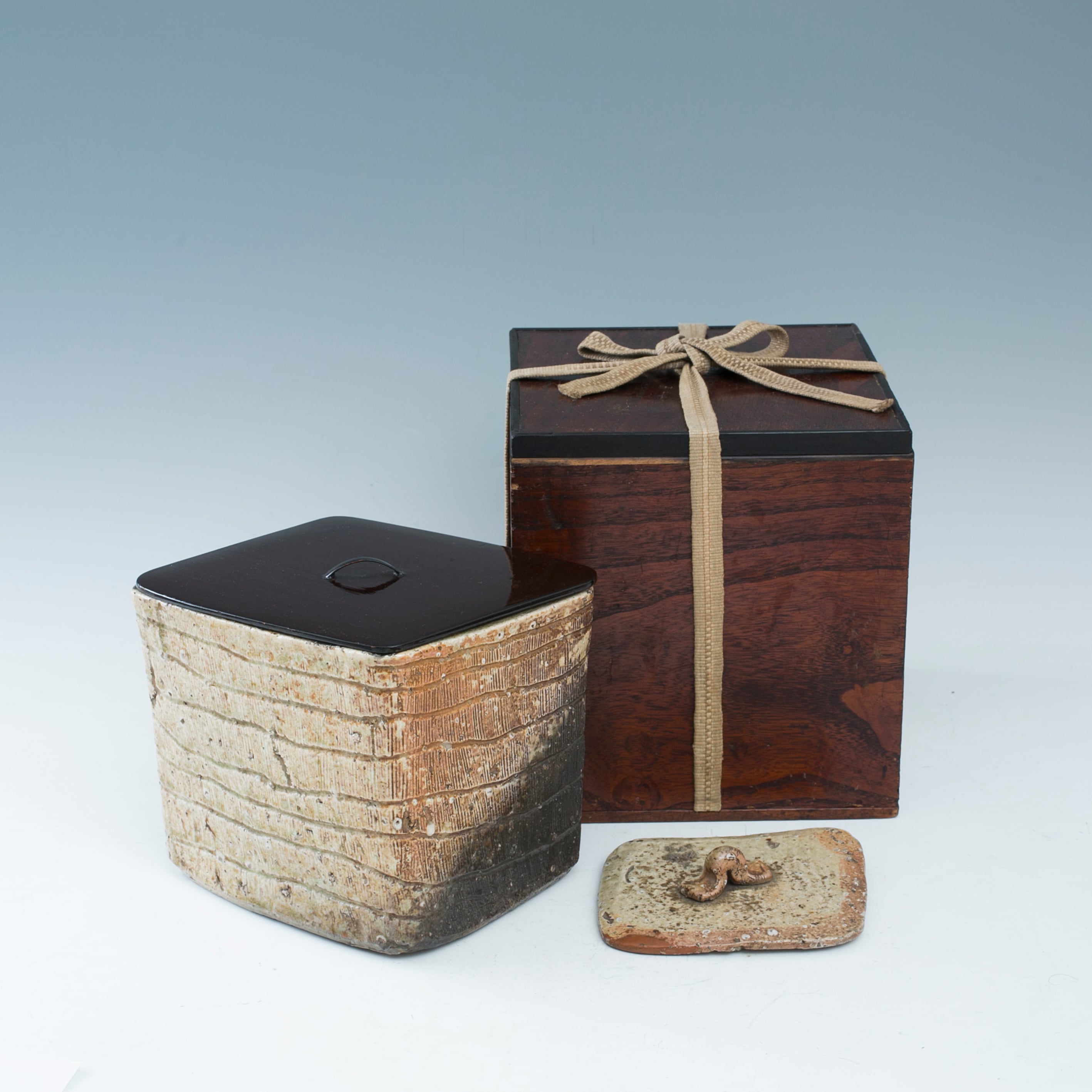 信楽焼 水指 茶道具 替蓋あり 塗蓋 茶会 四角 菱形 平行四辺形 日々菴