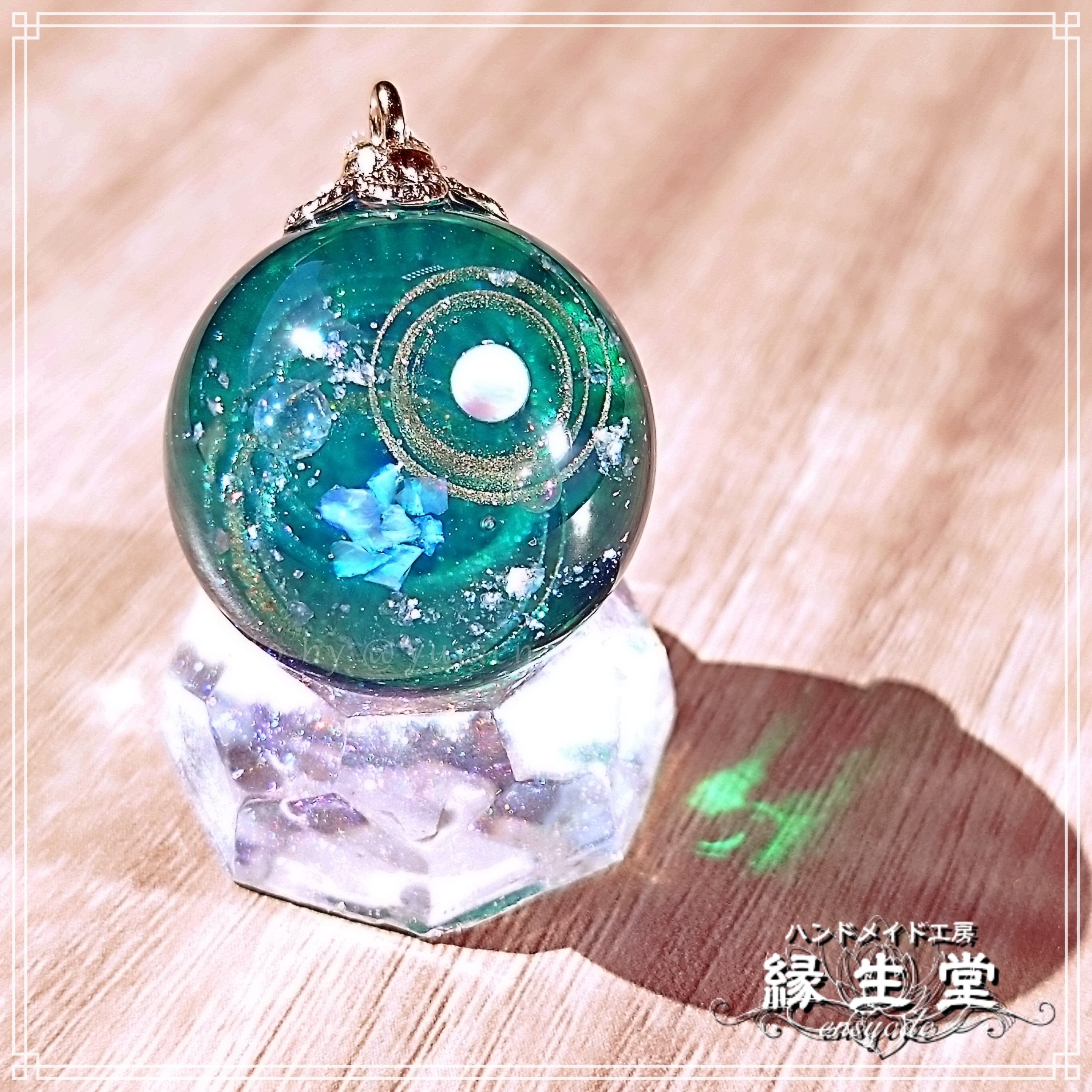 レジン宇宙玉・25mm 七彩 ～緑～ ネックレス | 縁生堂