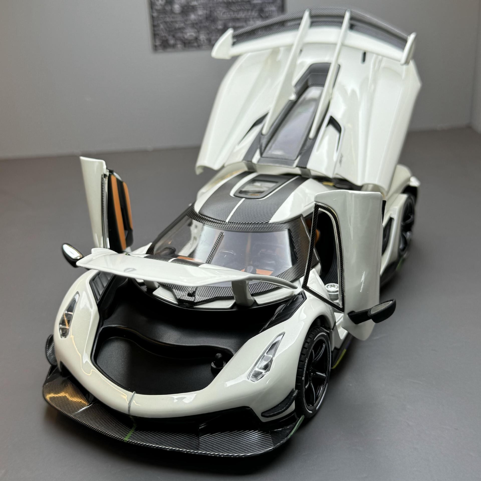 合金モデルカー 1:24 ケーニグセグ Koenigsegg スポーツカー おもちゃ