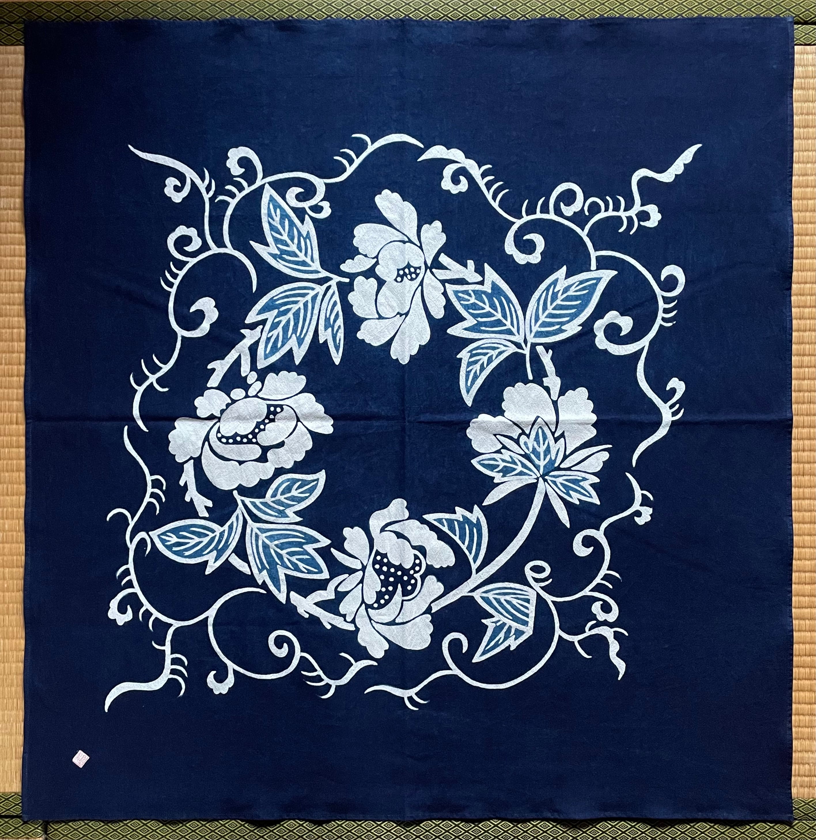 筒描藍染 風呂敷 牡丹唐草 | 長田染工場