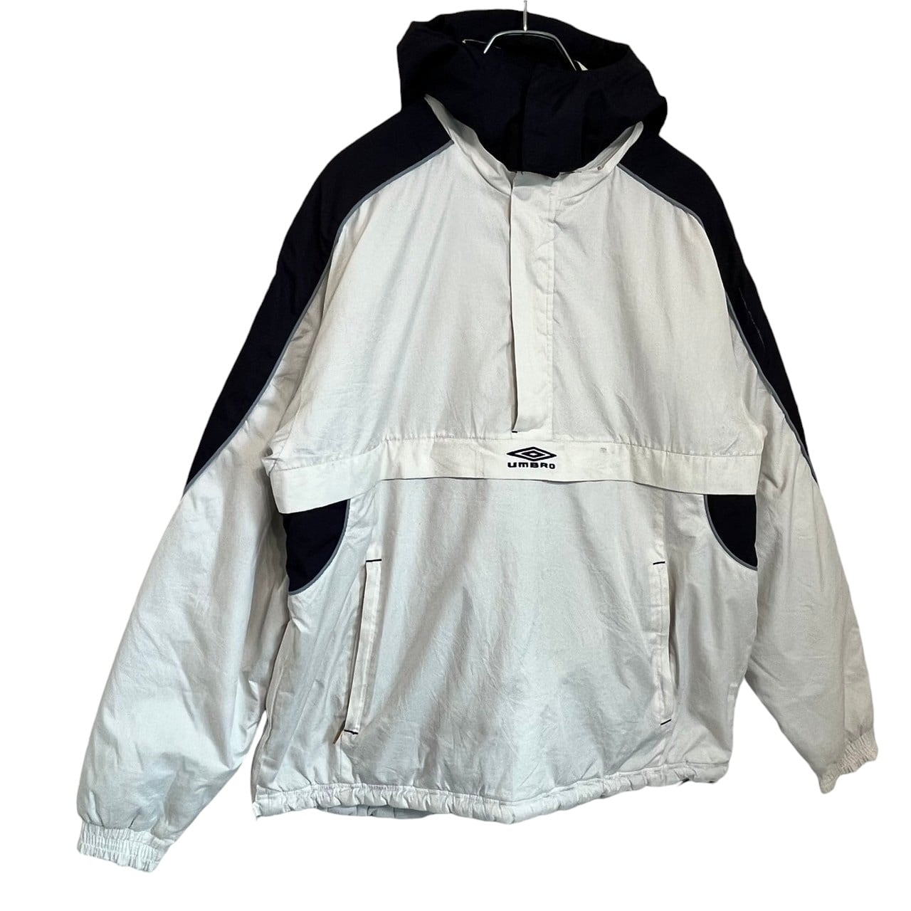 UMBRO アンブロ ナイロンジャケット ハーフジップ 刺繍ロゴ バックロゴ