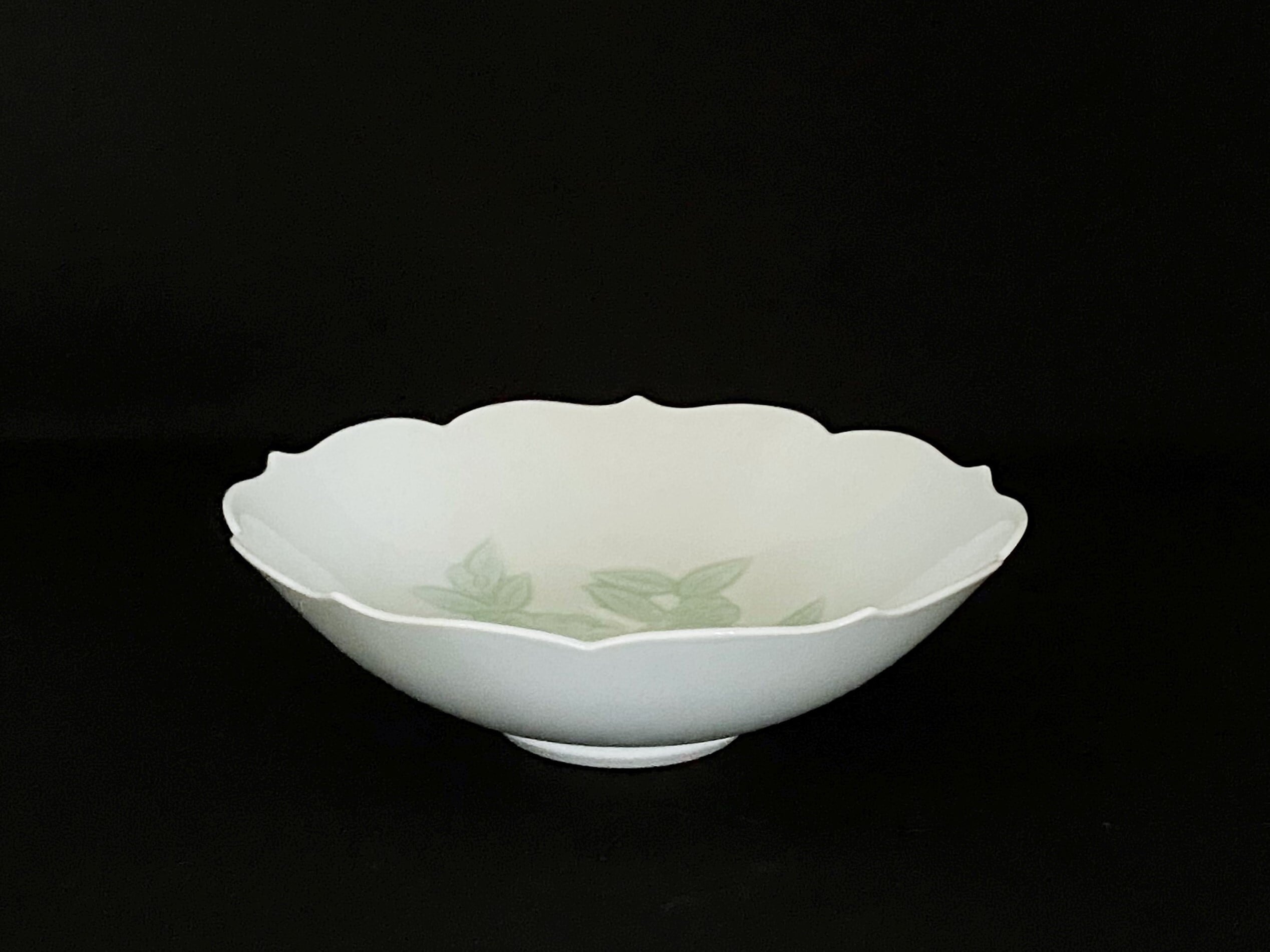 井上萬二作】白磁緑釉椿彫文菓子鉢 | 井上萬二窯 INOUE MANJI KILN