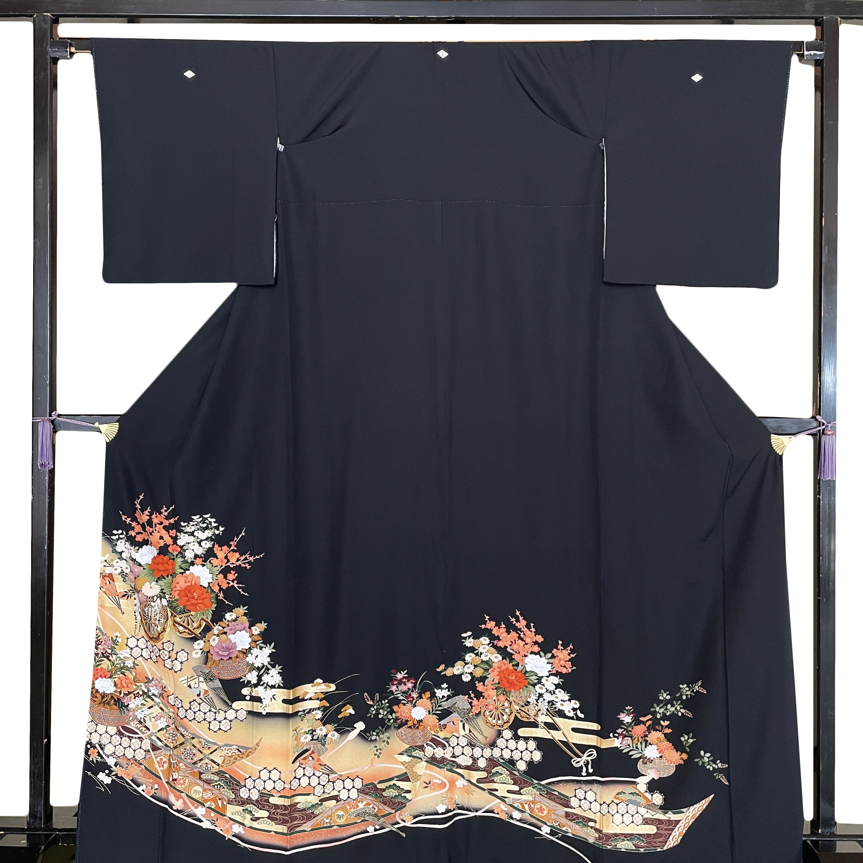 kuro2】黒留袖レンタル□正絹□御所車に赤白の牡丹に菊や桜がにぎやか
