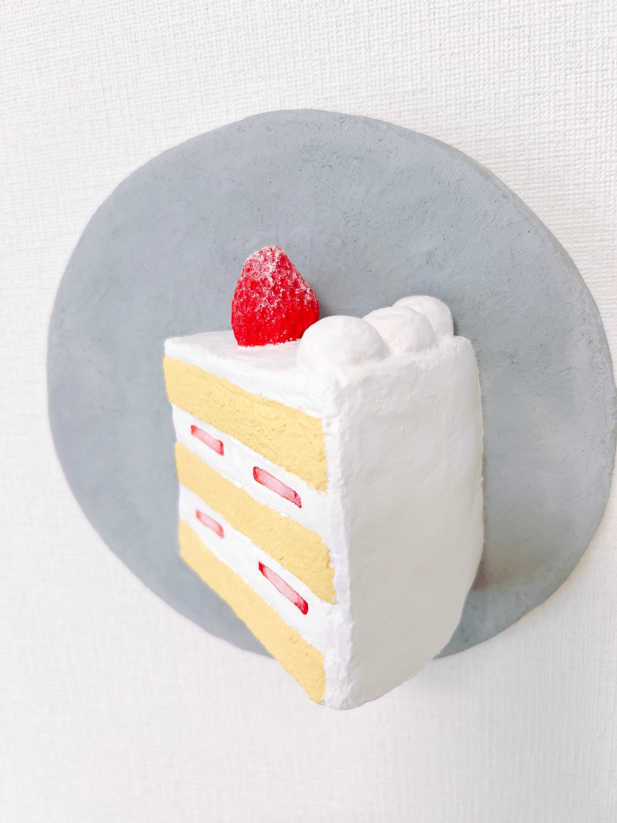 モルタルアート『壁に埋もれるショートケーキ』 | potentilla