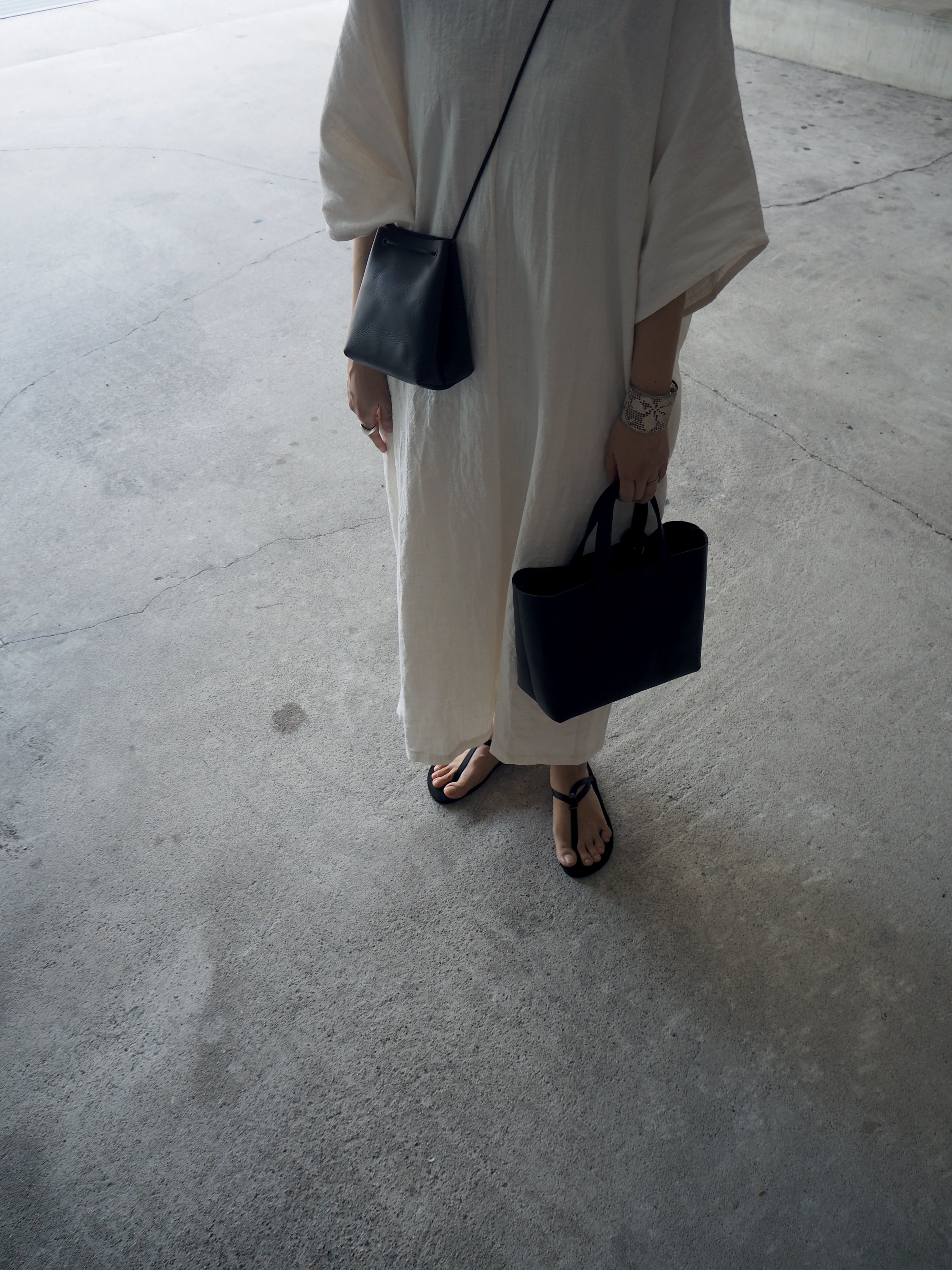 MOLVAR ] MINI SHOULDER BAG / ミニショルダーバッグ 一枚革仕立て 本