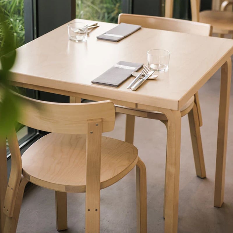 81C テーブル（75×75cm）ナチュラルラッカー［ アルテック ］ | REAL