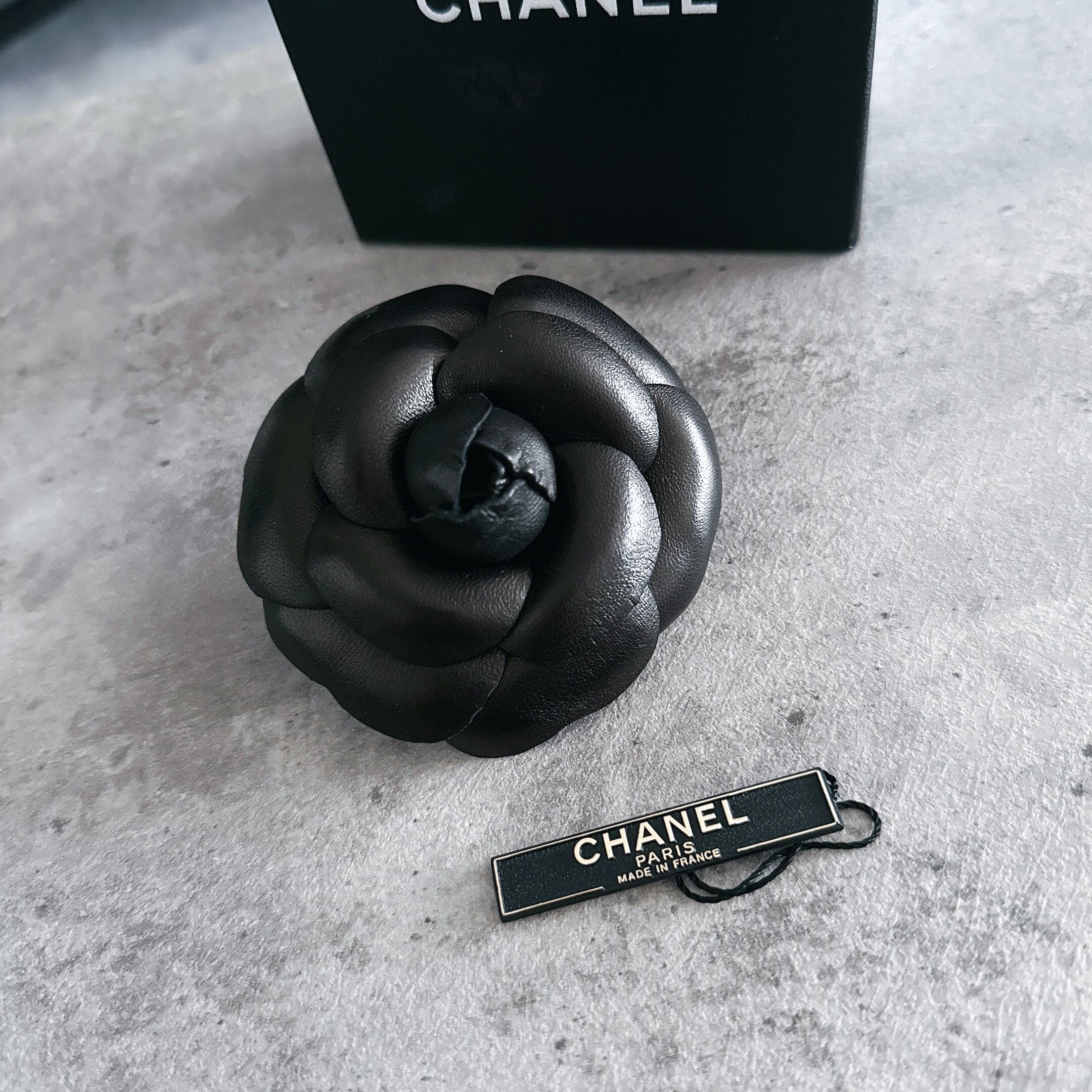 未使用 CHANELフランス製ブラックレザーカメリアコサージュ | JVINTAGE