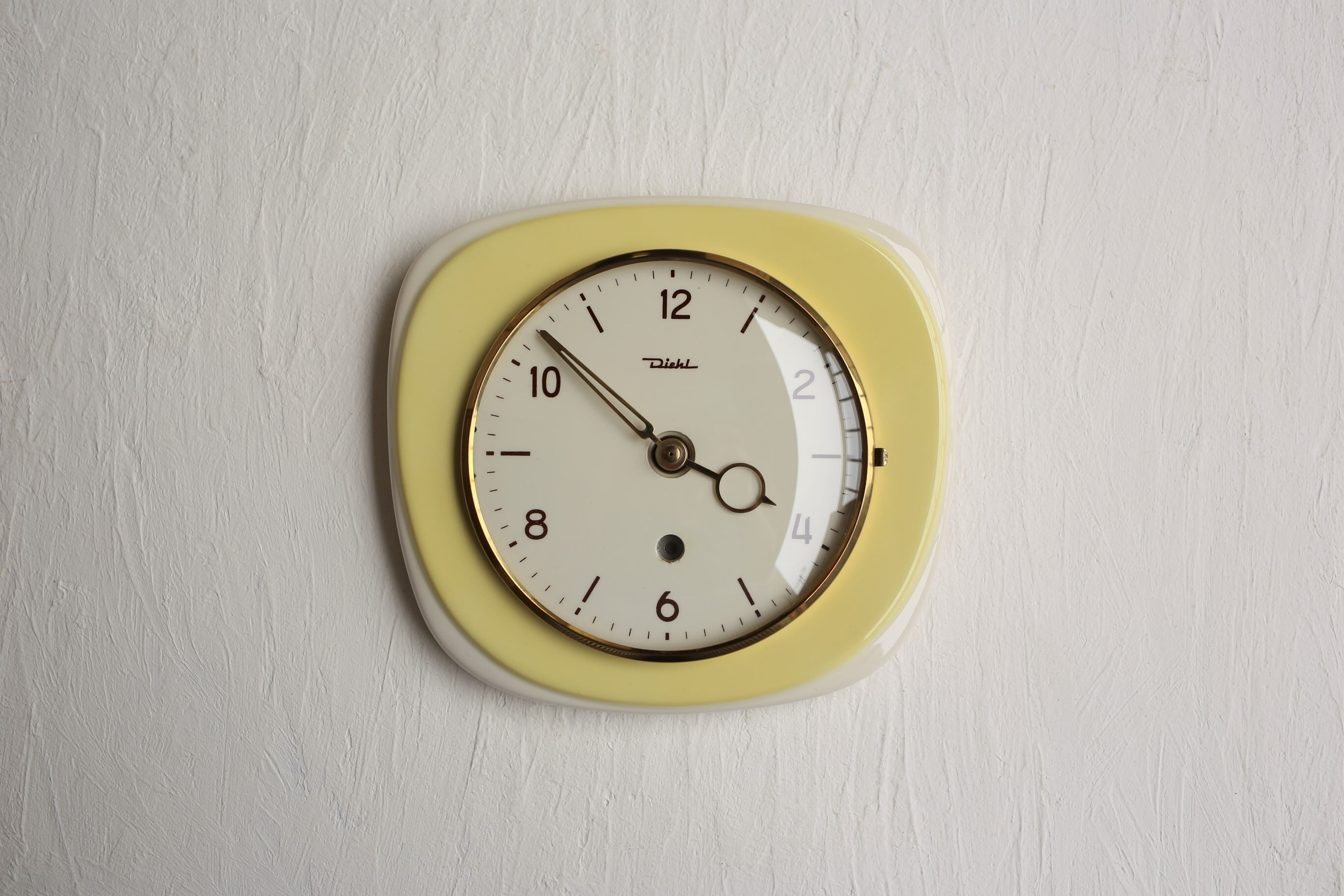 ドイツ アンティーク ヴィンテージ Diehl 陶器 壁掛け時計 黄色 (電池