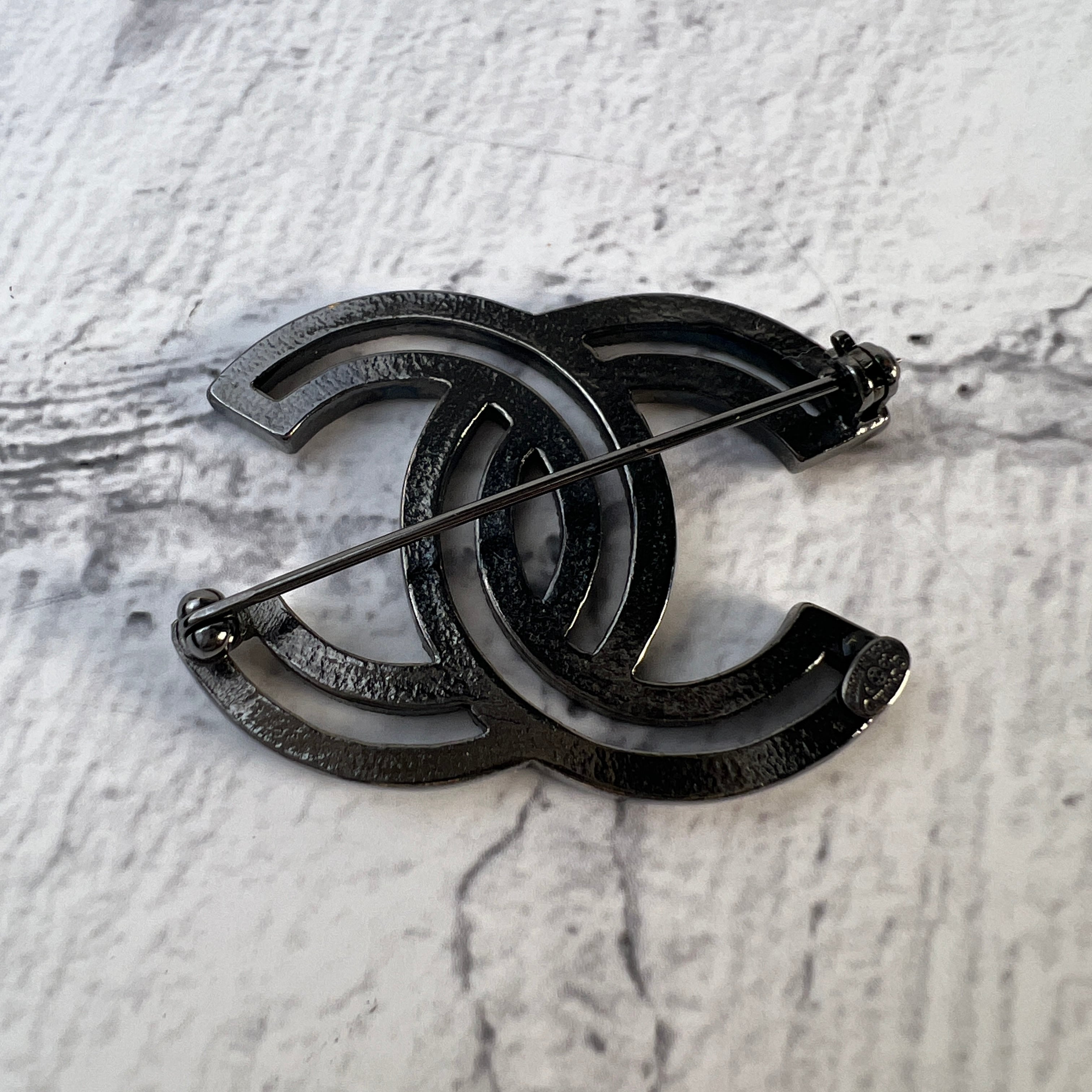 CHANEL ブラックストーン未使用シルエット型ブローチ CHANEL ブラック