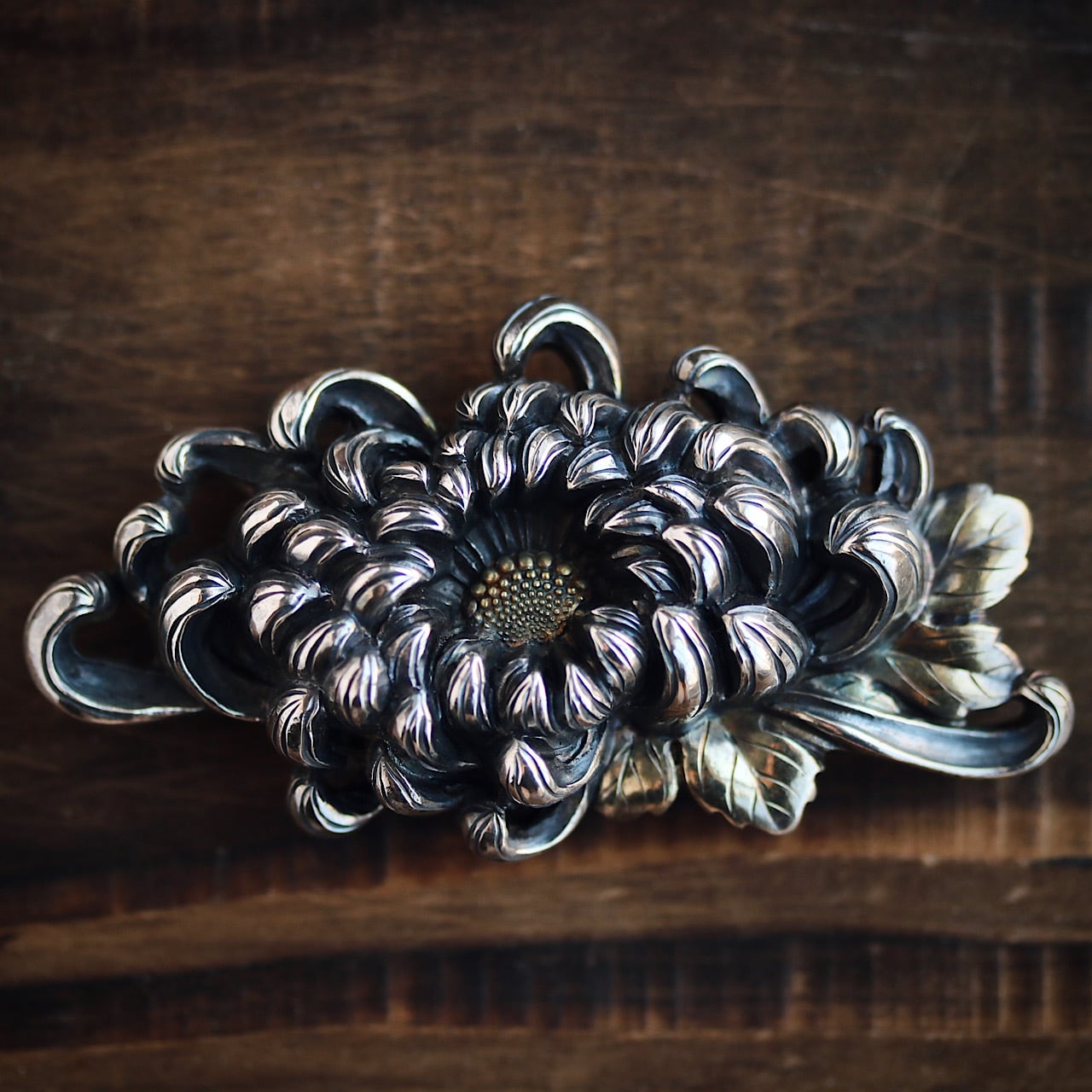 波紋と勾玉(波紋音と真琴？)と菊 帯留 金工 アンティーク 波紋と水鳥と