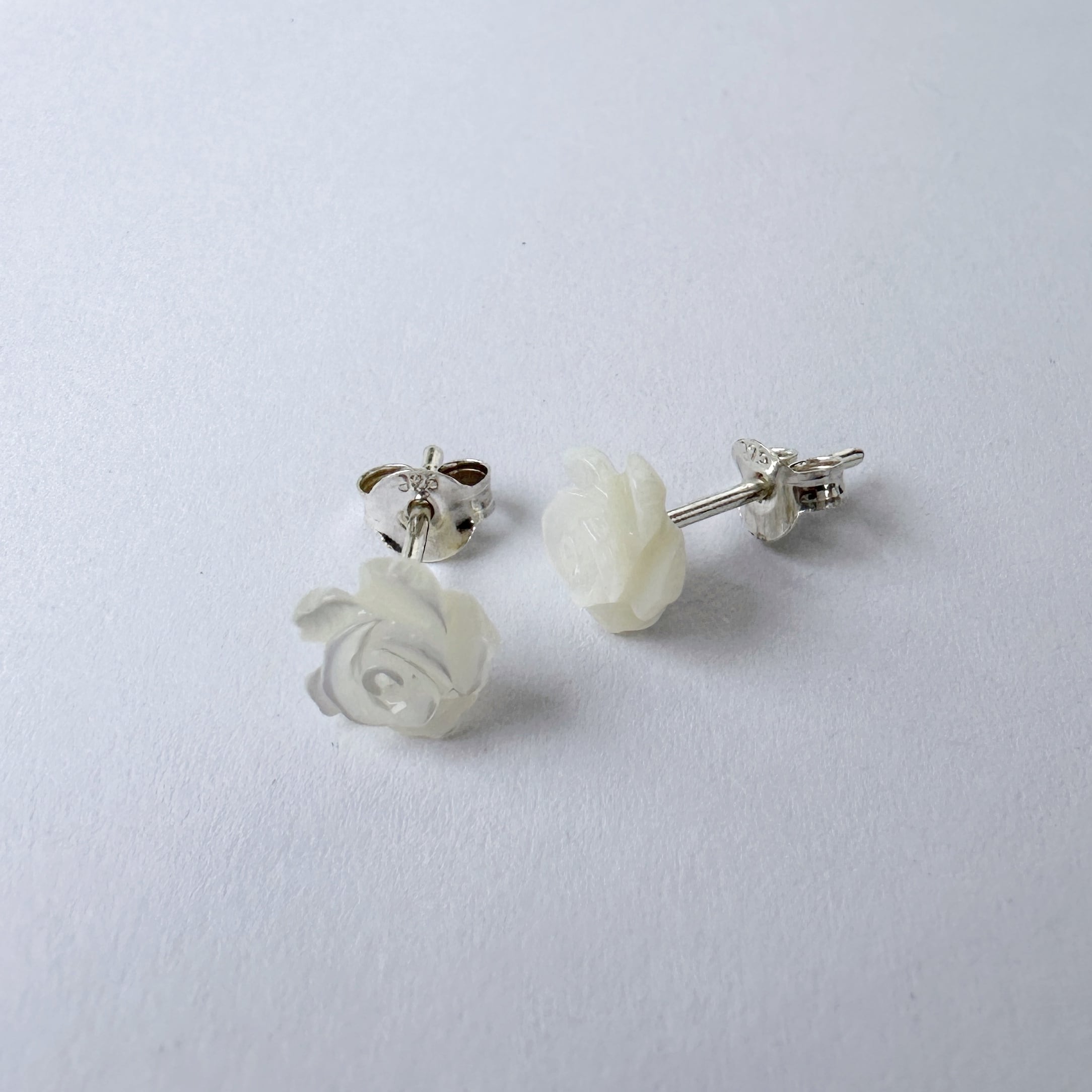 白蝶貝 ホワイト ローズ ピアス Sサイズ 薔薇 | 【公式通販】鎌倉の