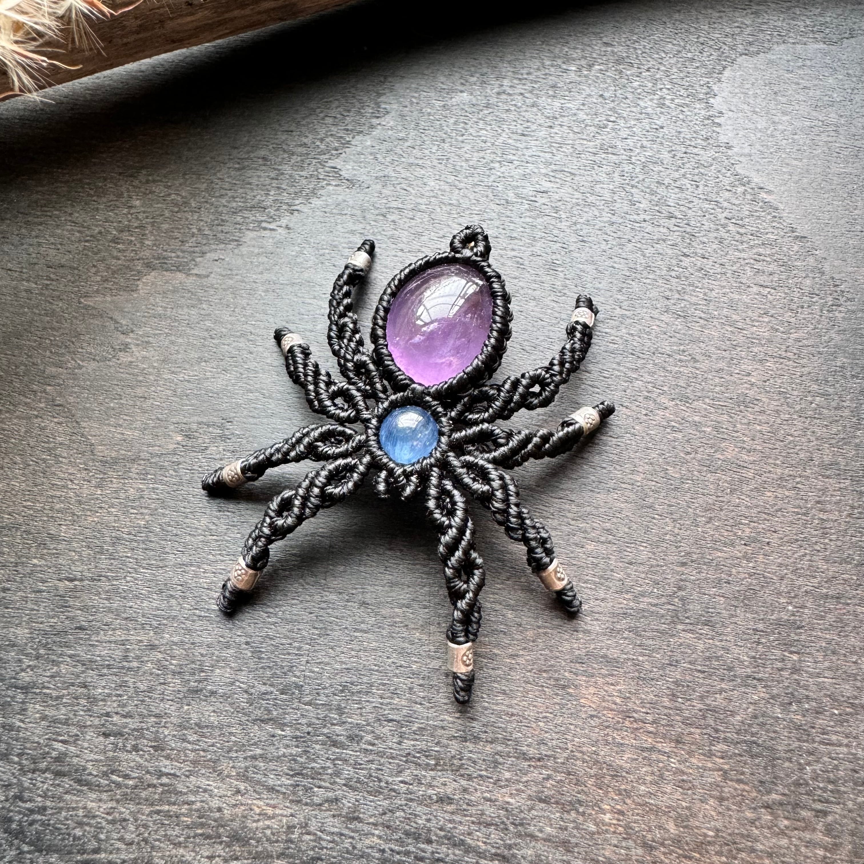 神の使い】アメジスト・カイヤナイトの蜘蛛ブローチ | macrame shop