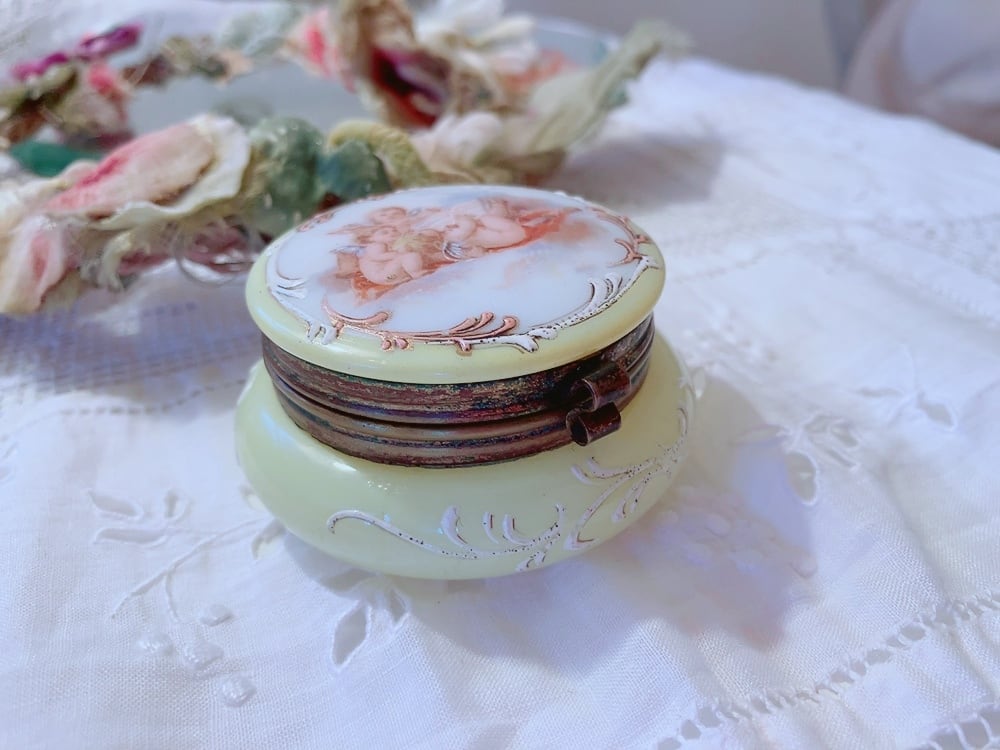 フランス 天使が可愛いミルクガラスのピルケース | AntiqueRose