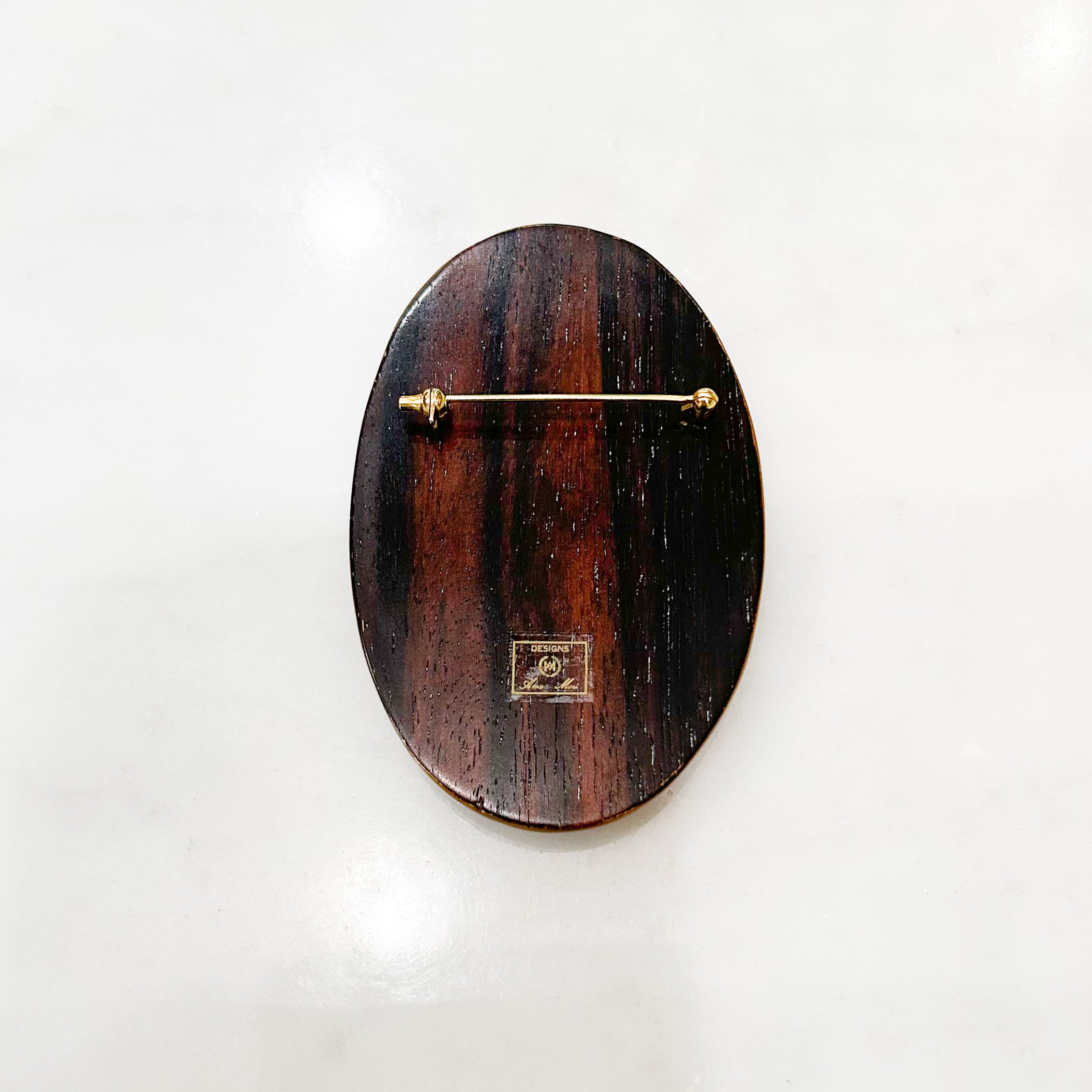 黒檀に金蒔絵、岩場に立つ山羊とアーカンサス模様のフレームのブローチ