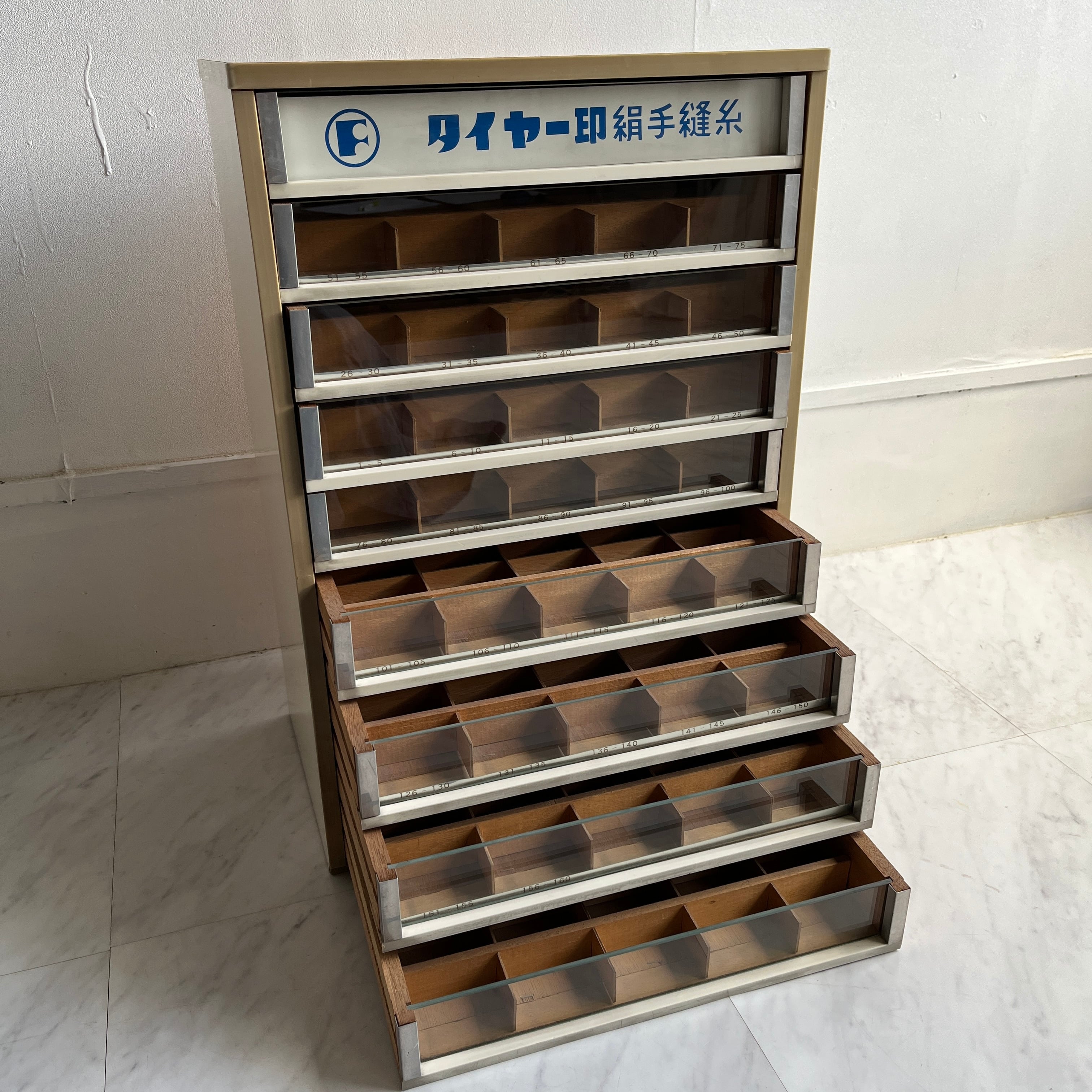 昭和レトロ タイヤ―印絹手縫糸 ケース 9段 ガラス入小引き出し ミシン