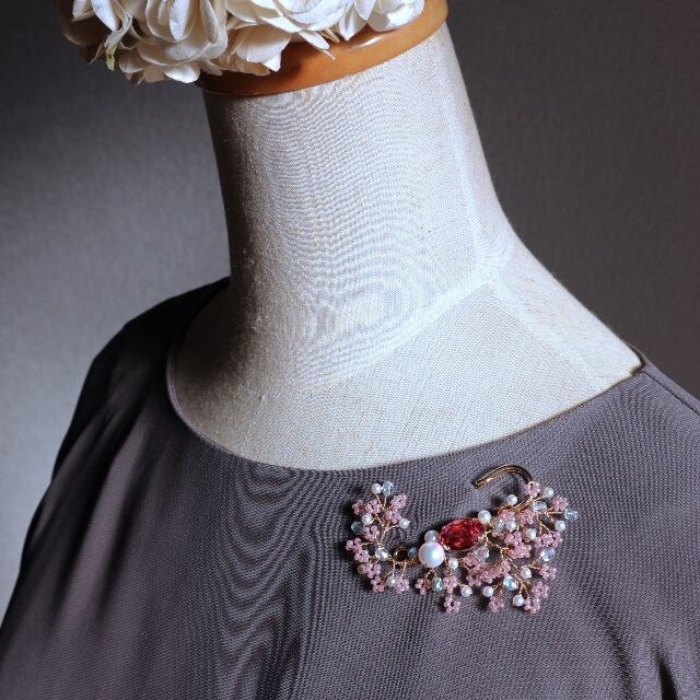 野花のブローチ ピンクビジュー | ハンドメイドのコスチューム