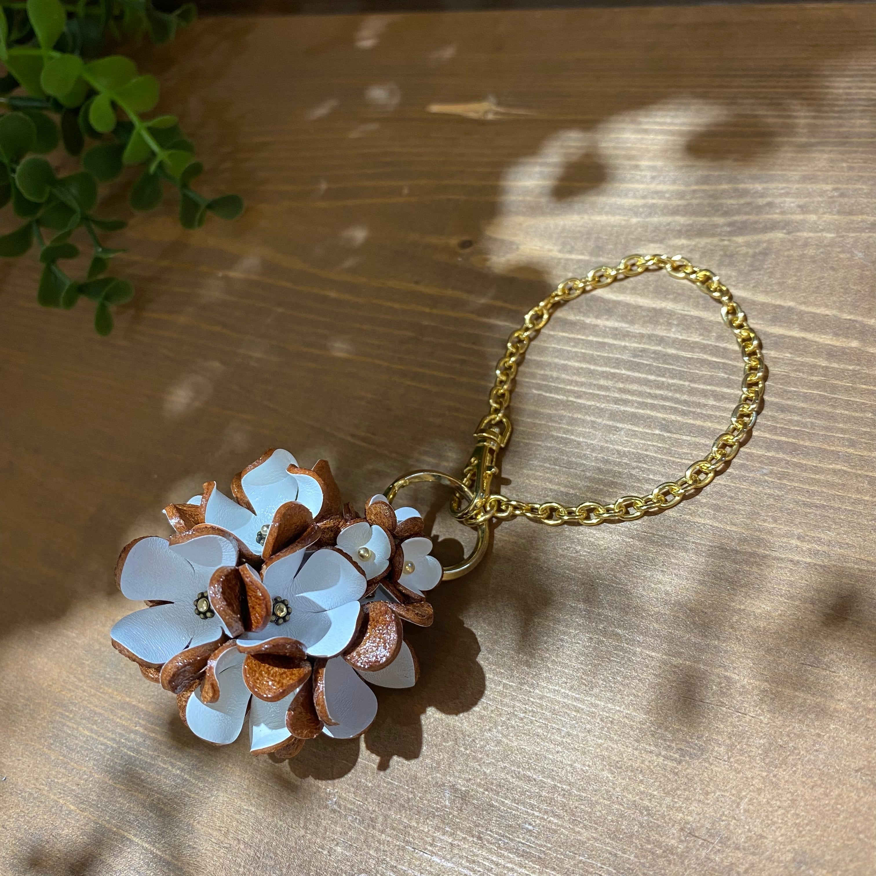 レザーフラワータッセル バッグチャーム(ホワイト) | Allamanda