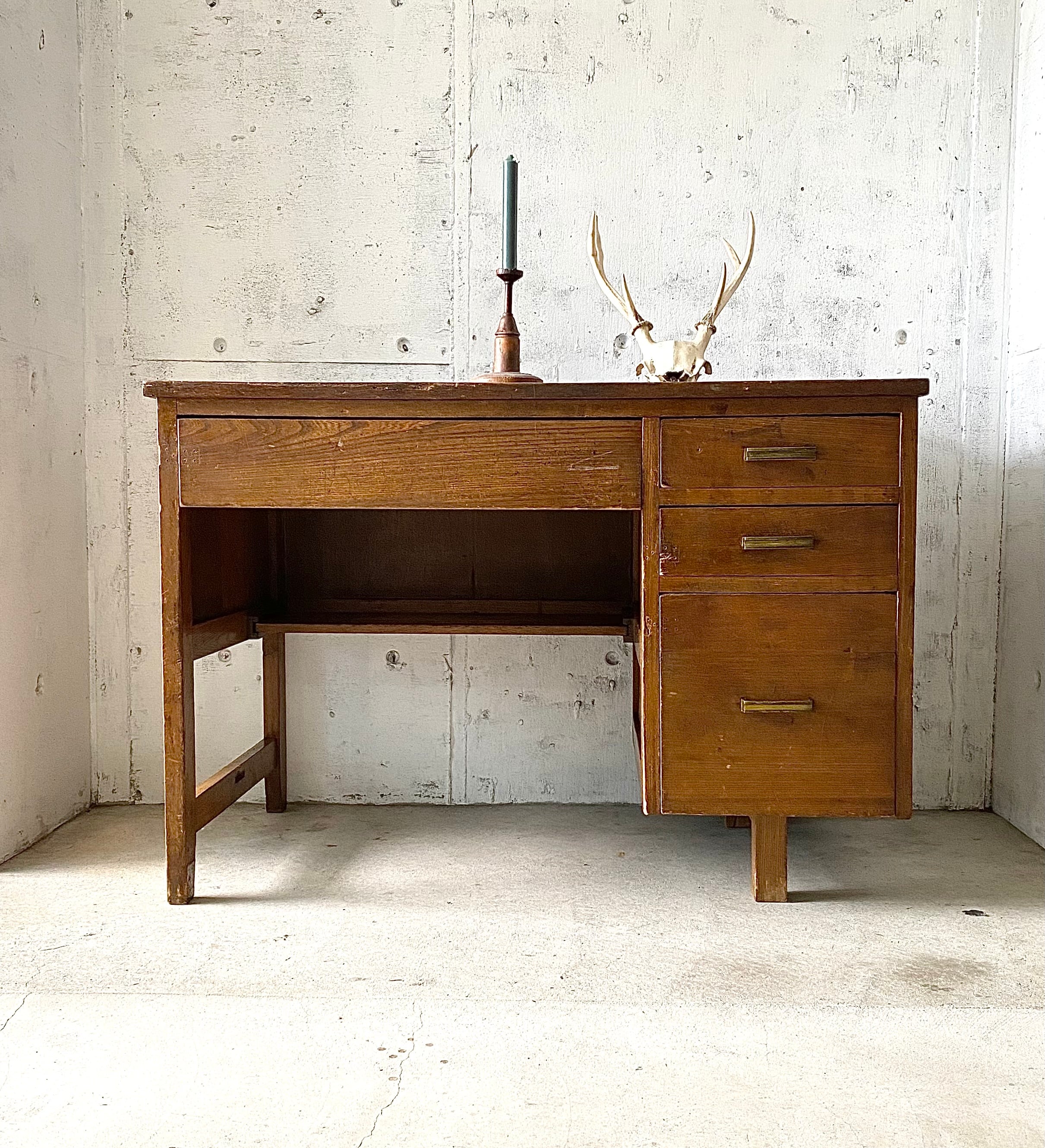 個性のある姿の木製デスク[古家具] | giraffes craft