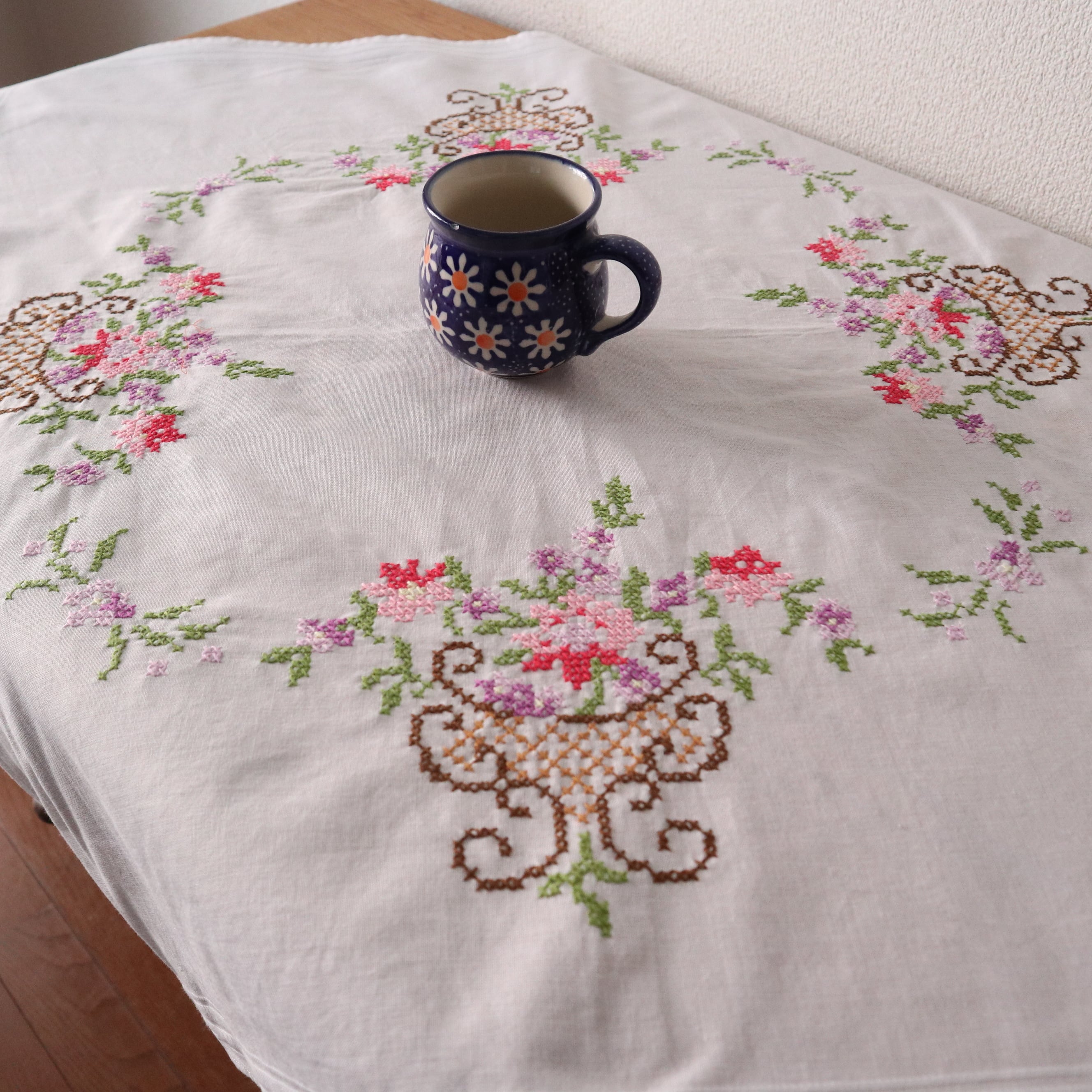 アンティークの刺繍テーブルクロスフランス アンティーク ひよことお花