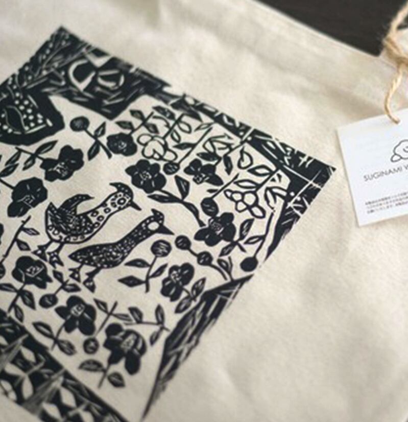 棟方志功『柳緑花紅頌』十一月侘助の柵 トートバッグ（Mサイズ）<杉並