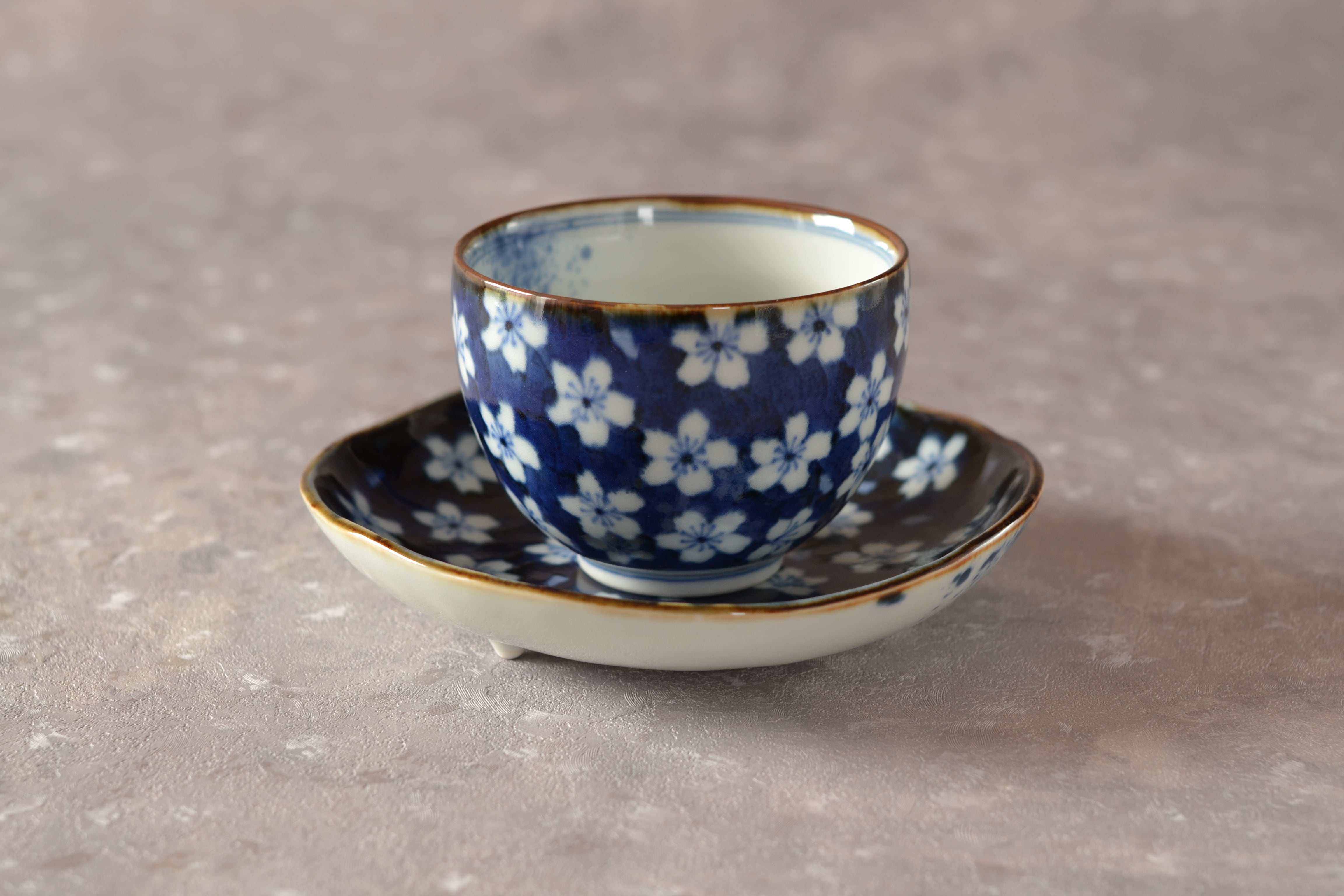 送料無料】有田焼 福泉窯 染付濃桜碗と三ッ脚手無し碗皿セット