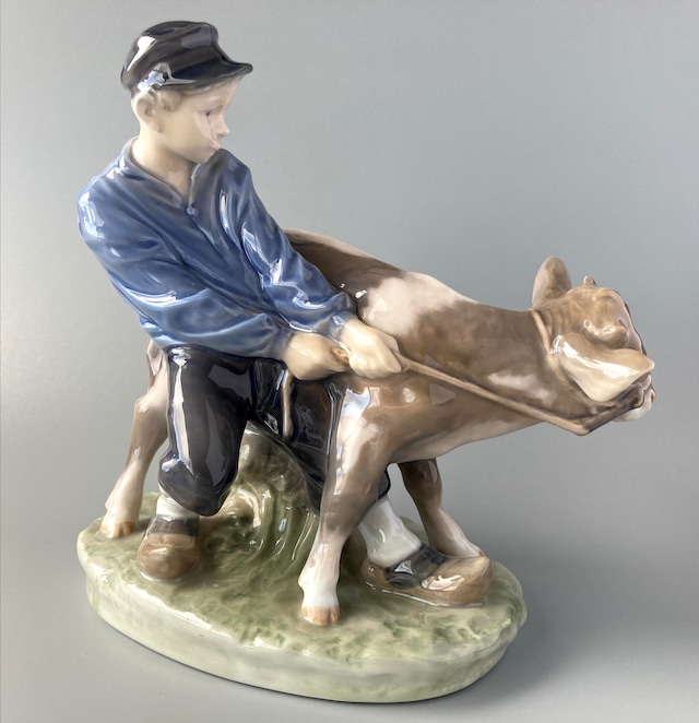 ロイヤルコペンハーゲン フィギュリン 「Boy with calf」牛飼いの少年