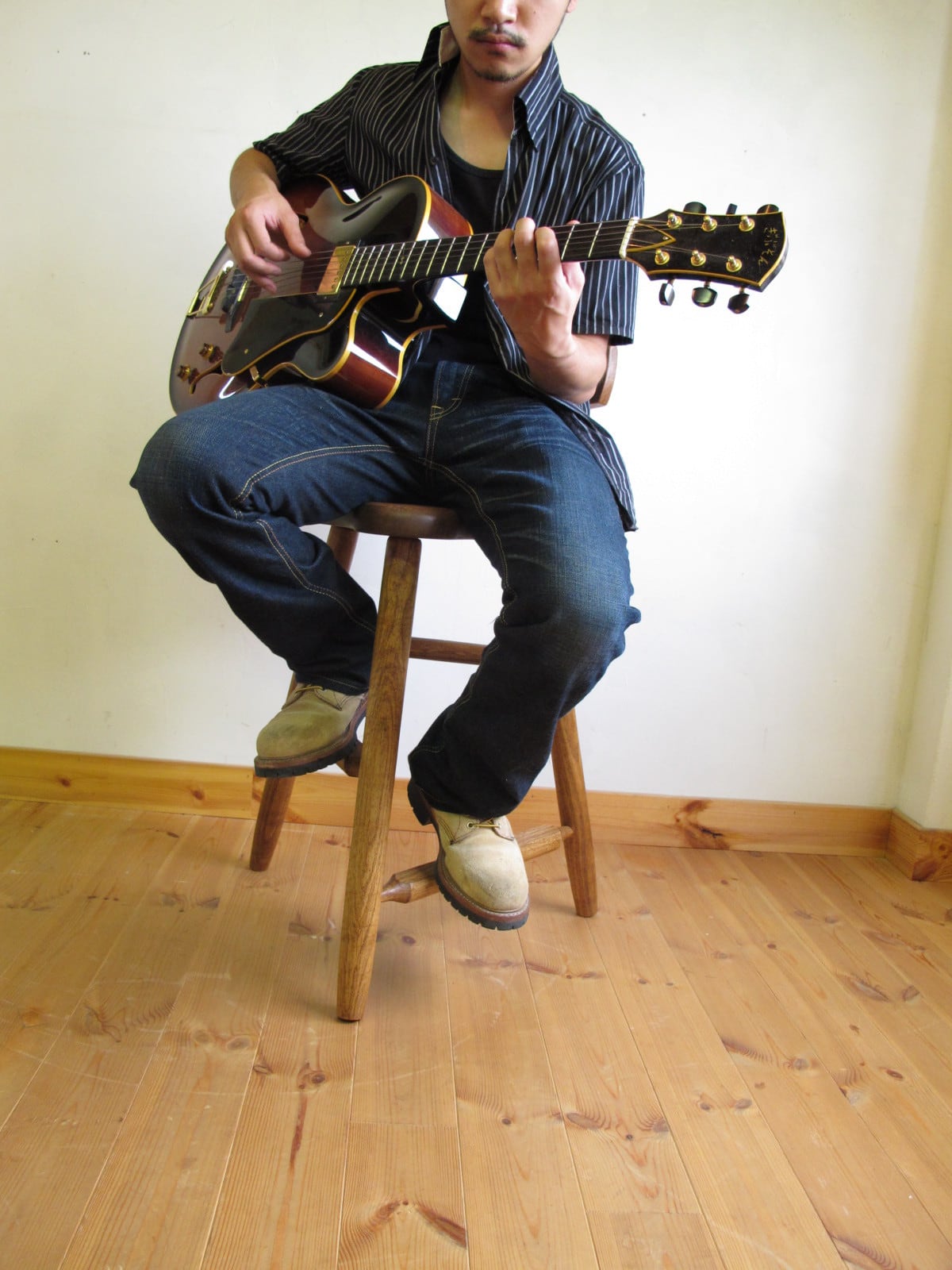 ギター演奏用の椅子 | WOODSKETCH