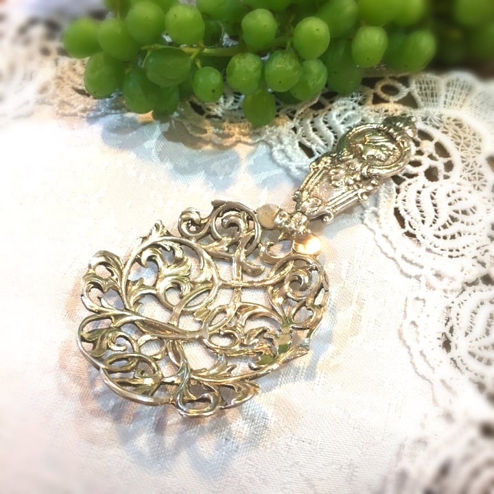 イギリス製 素晴らしい細工の純銀 ボンボンスプーン | Rosy Baby