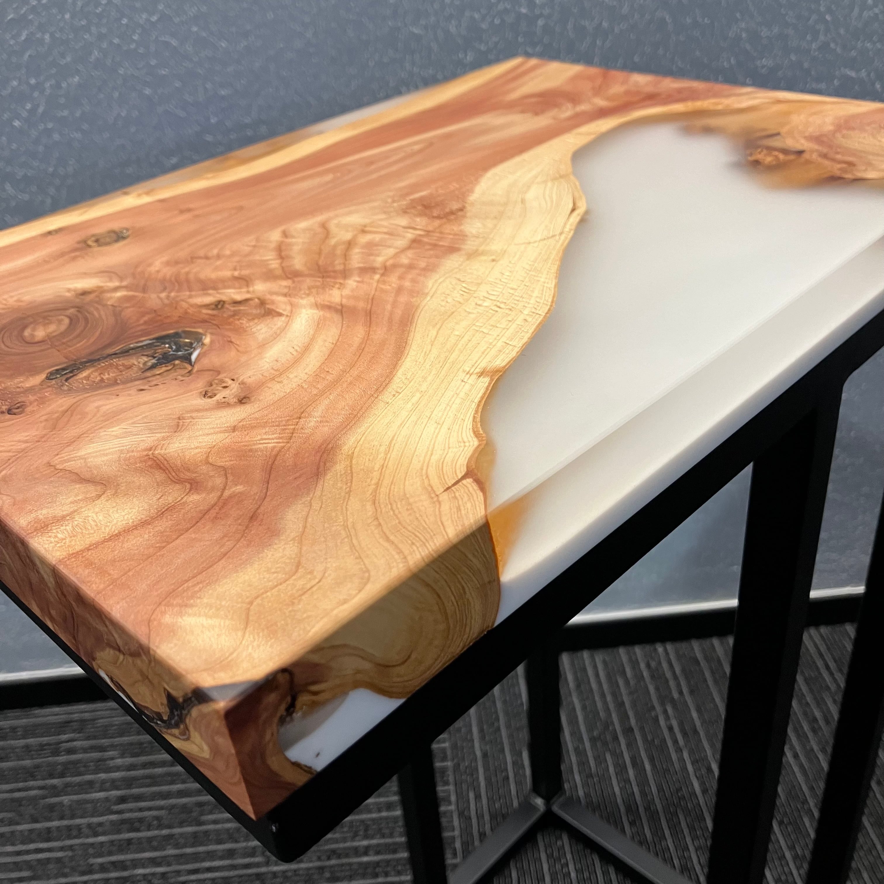 ウッドレジンサイドテーブル（ホワイト＆クリア：貝塚伊吹）mawore