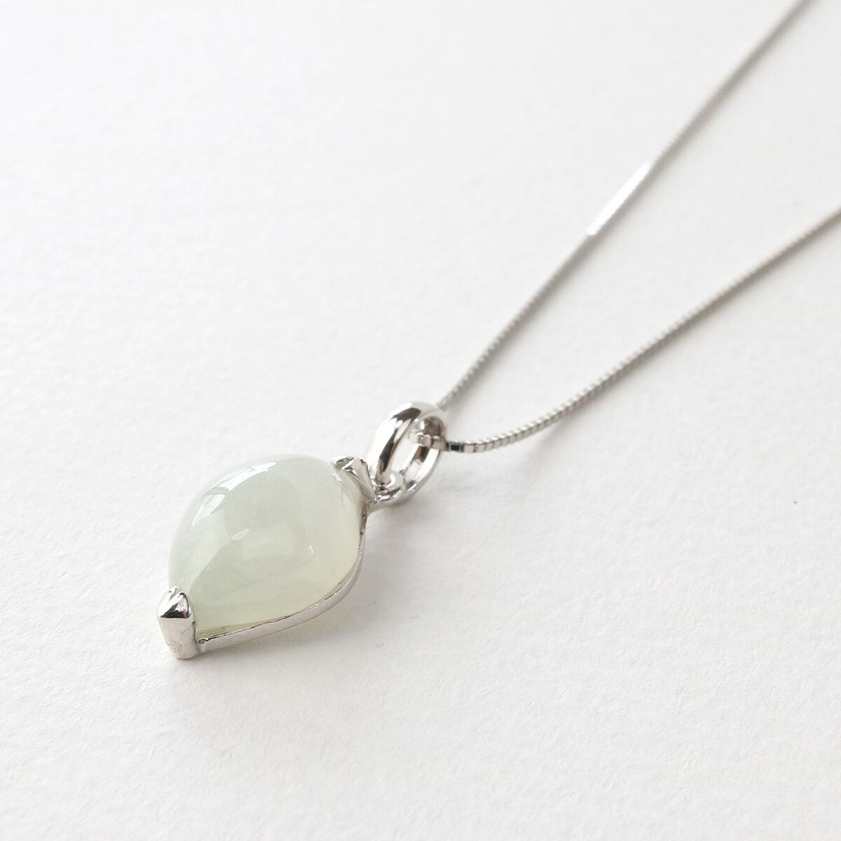 ホワイトカラーでシンプルな翡翠ネックレス！ マーキス ペンダント