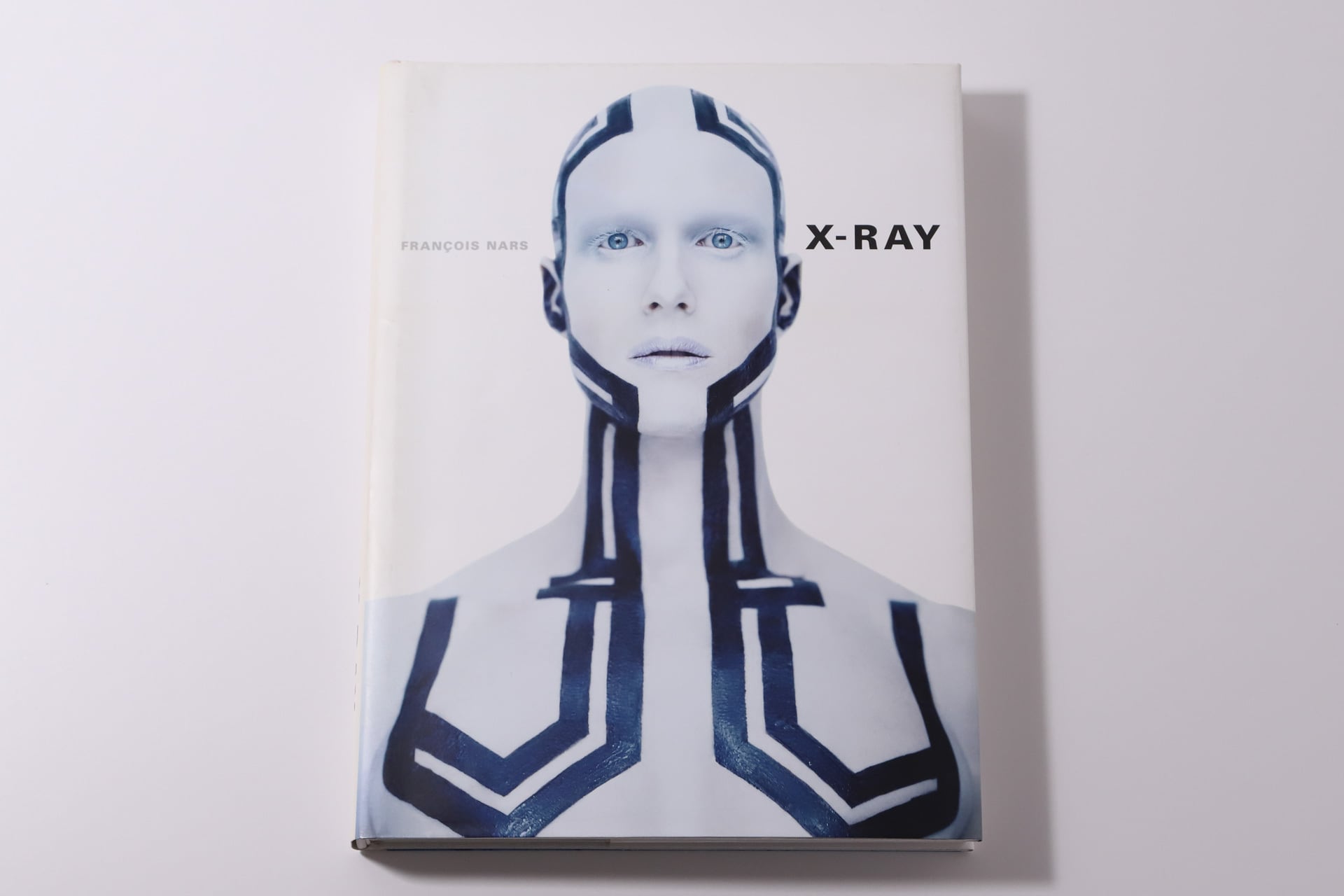 X-RAY / François Nars | CROSS_BOOKSHELF | VISIONAIRE（ヴィジョネア