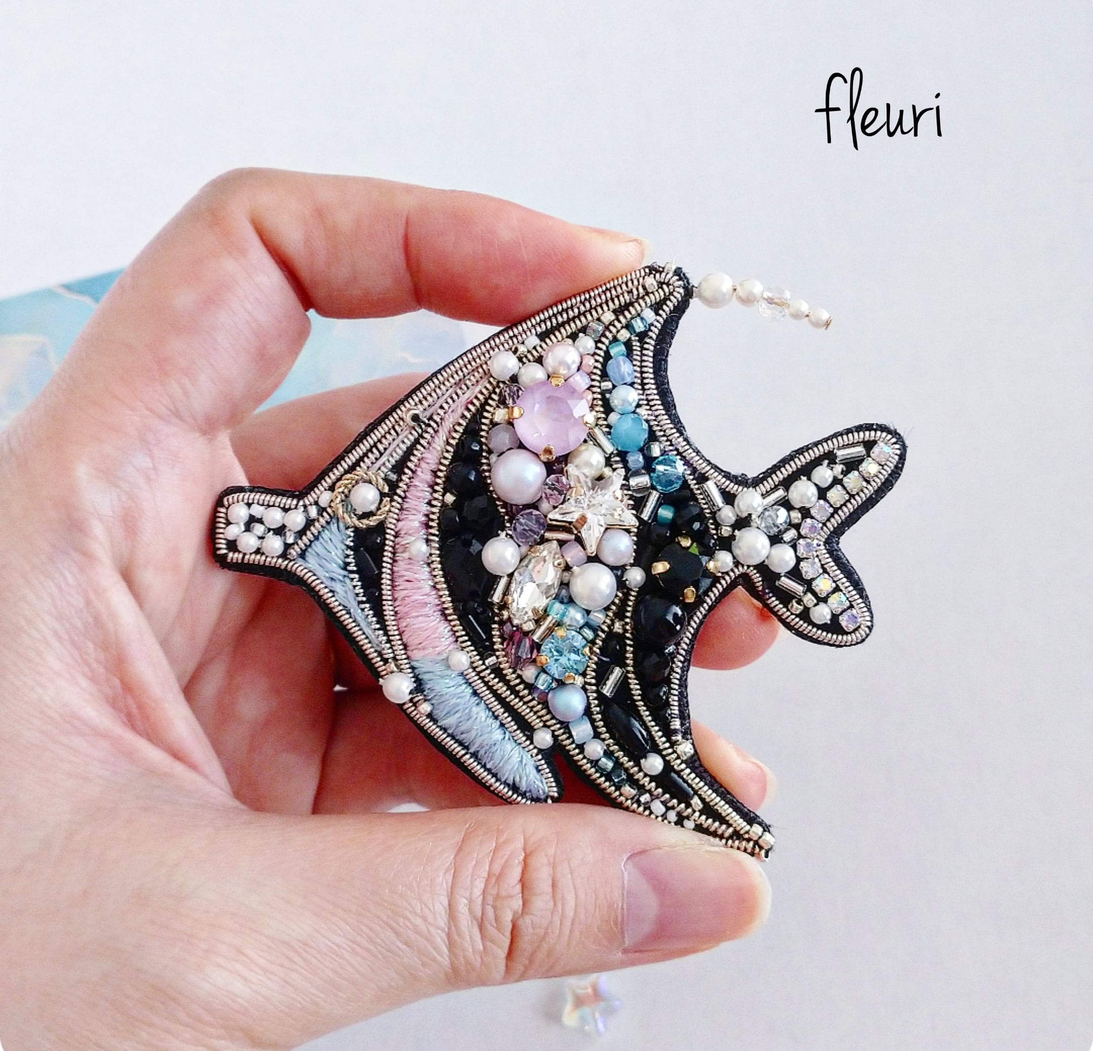 tropical fish ブローチ兼バッグチャーム | ビーズ刺繍アクセサリー fleuri