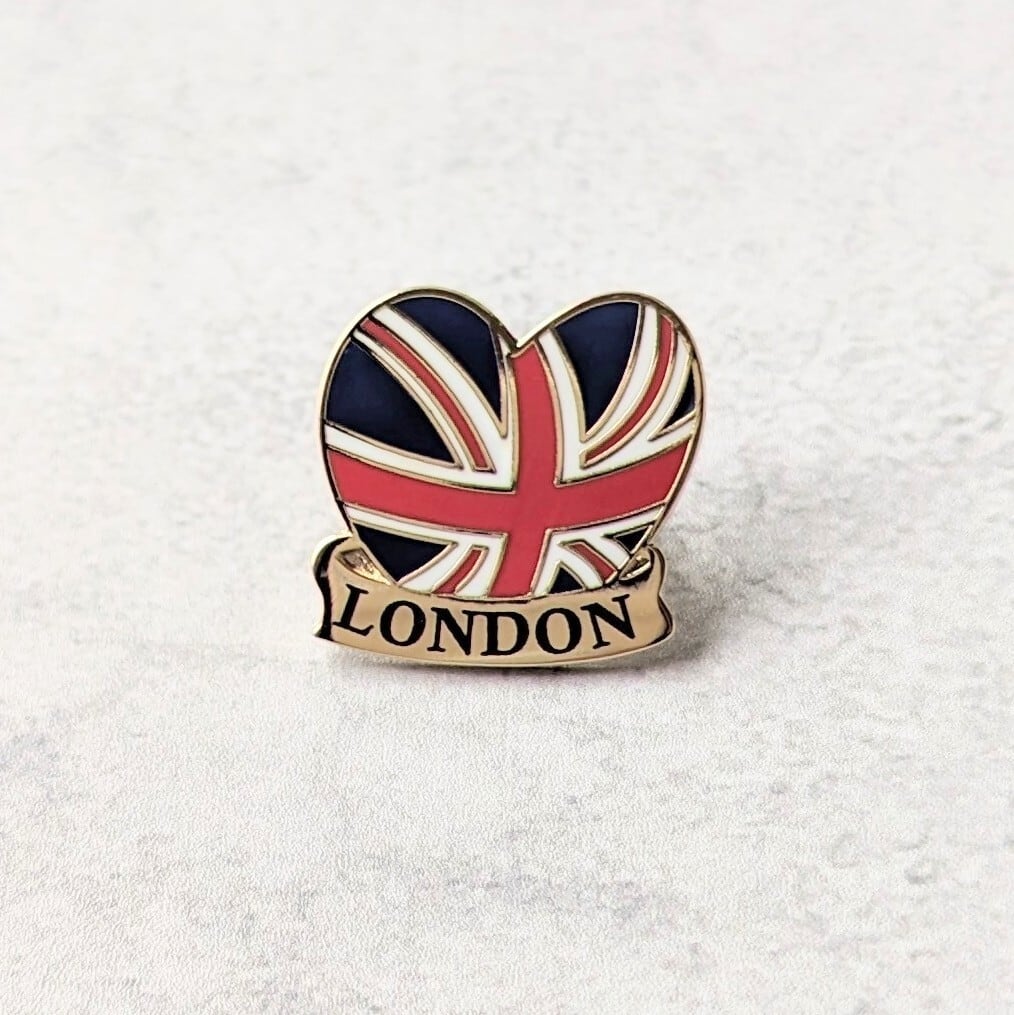 CHANEL アメリカ国旗 ハート型ピンバッジ CHANEL アメリカ国旗 ハート
