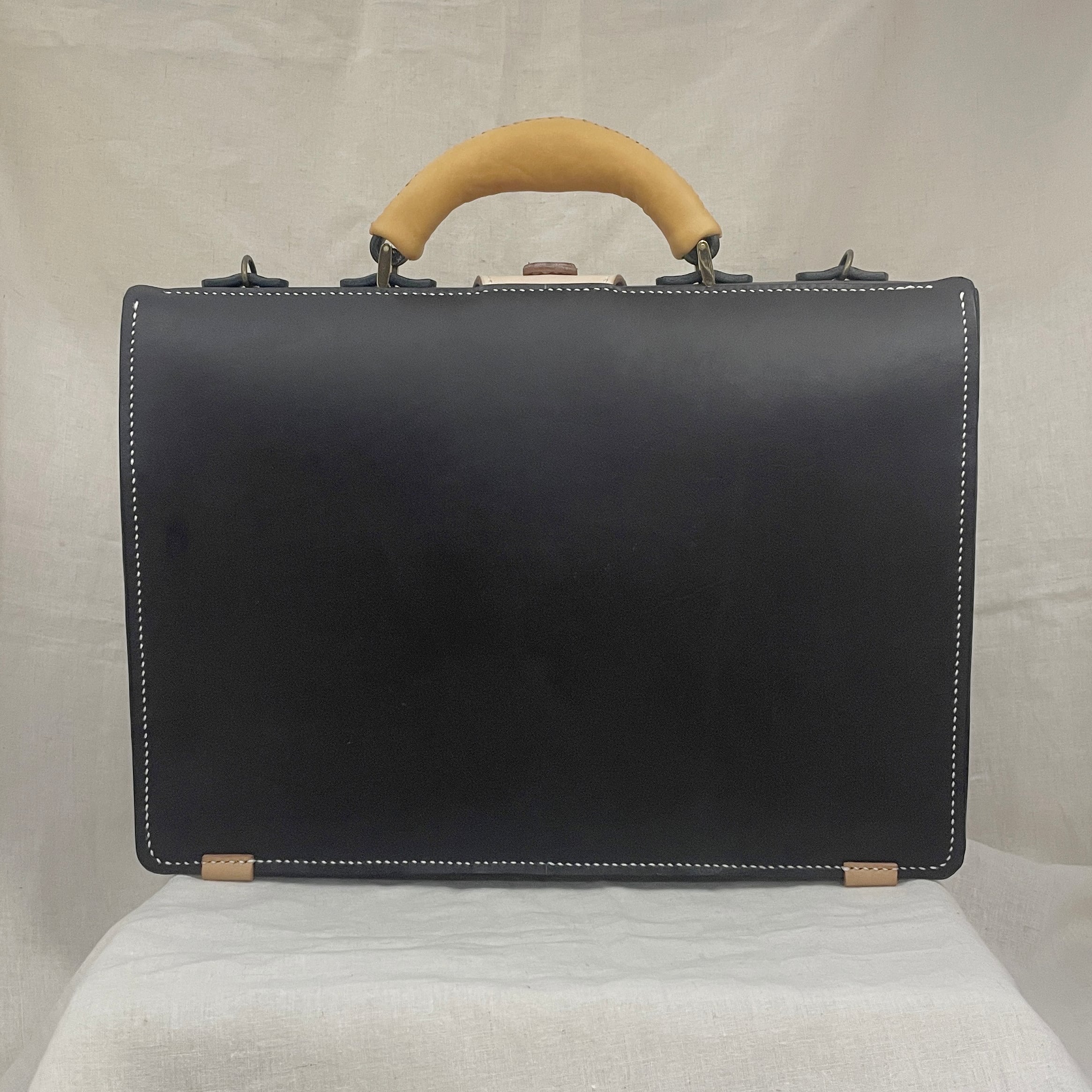 ダークブラウンの薄マチのダレスバッグ A4サイズ対応 クリアファイルも