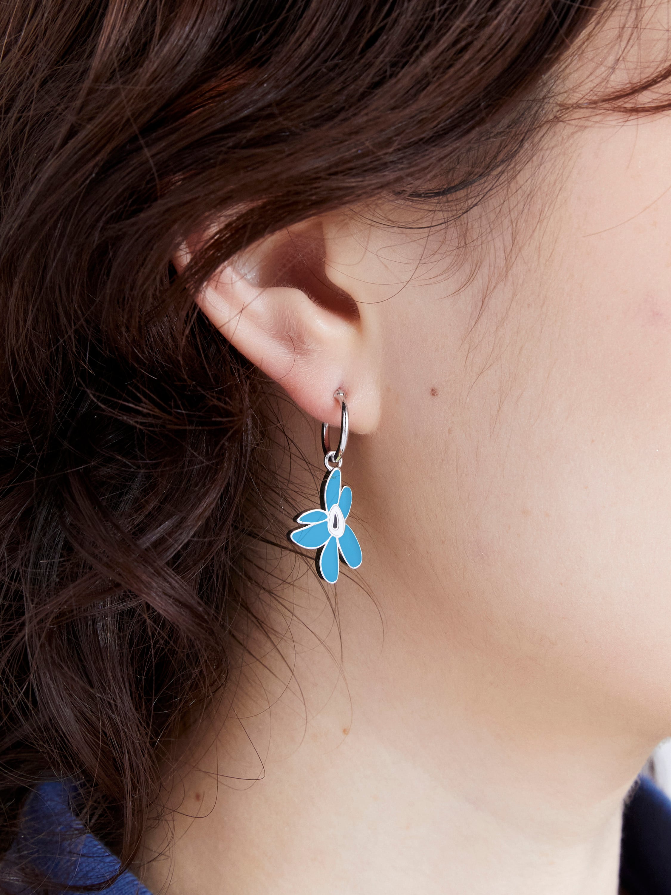 P.A.M. (Perks And Mini) / FLOATING WARPED GESTURES EARRING | Answer