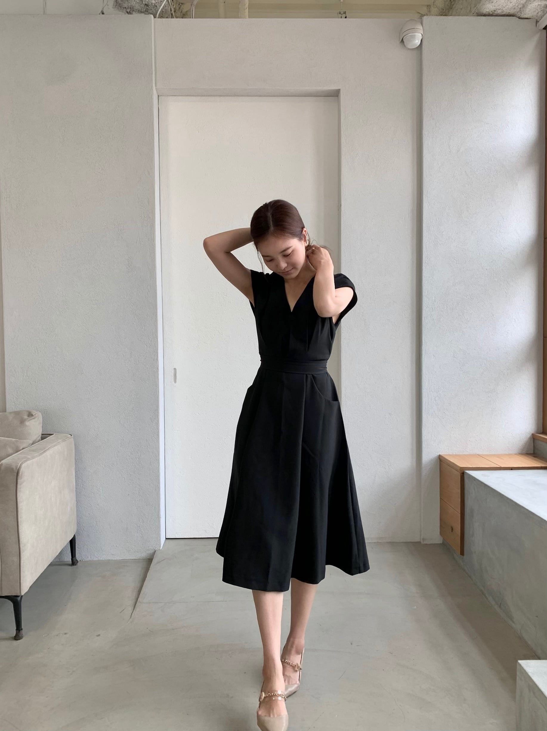 Vネック ウエストマークワンピース BLACK | on off focus inc.