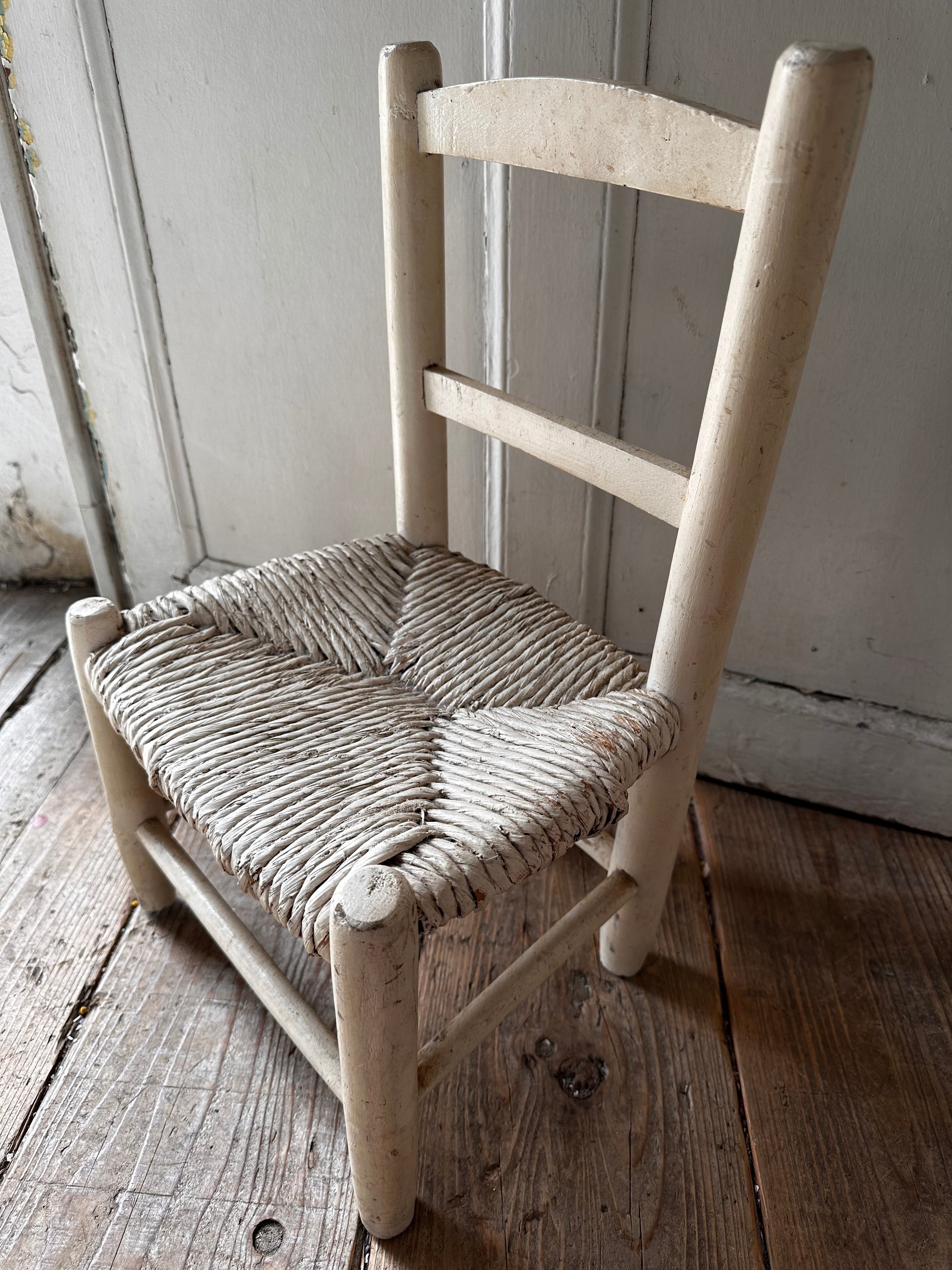 ホワイトペイント木製キッズチェア ラッシュ網 子供椅子 | Brocante de