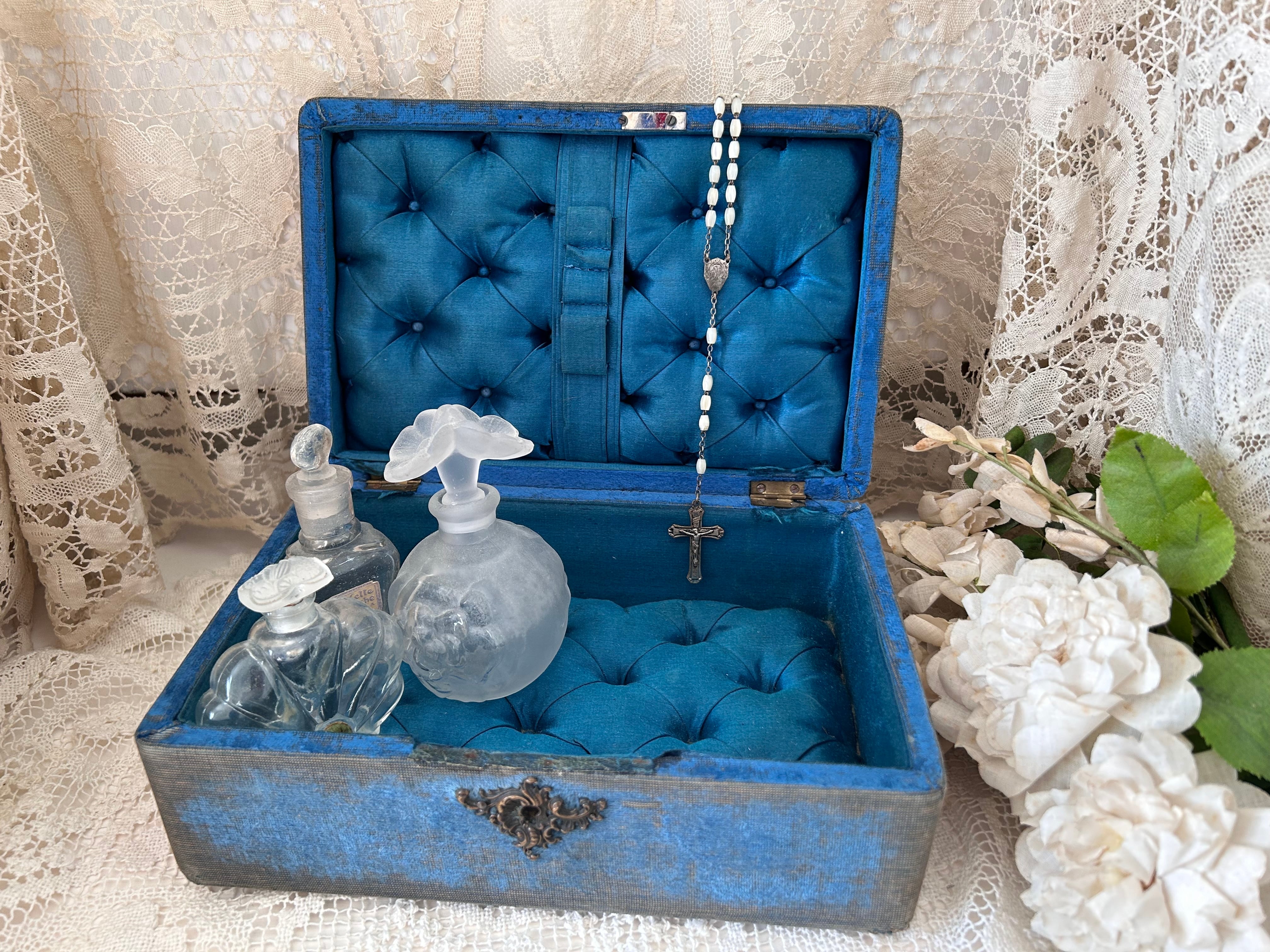 18世紀フランス青色のレース装飾楕円形ボックス 18世紀フランス青色の