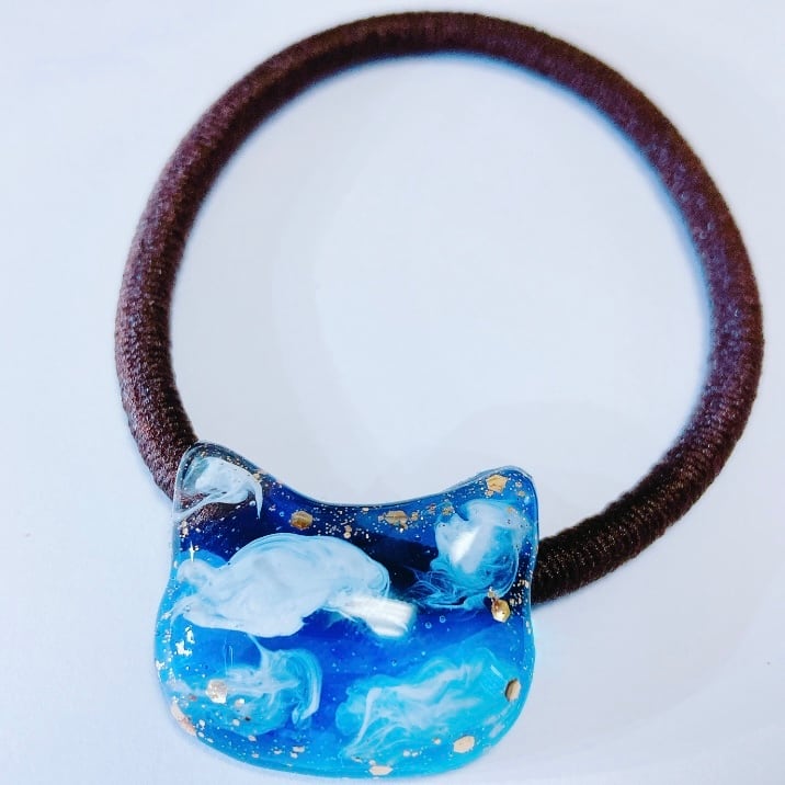 手描き 青い並木 ヘアゴム ブローチ レジン 猫 手描き青い並木ヘアゴム