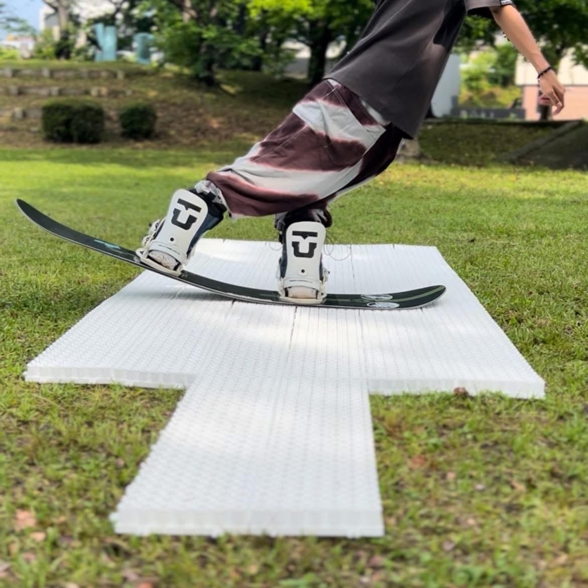 スノーボードオフトレ専用人工芝 ”トリックスノー” 18枚組み | momentum