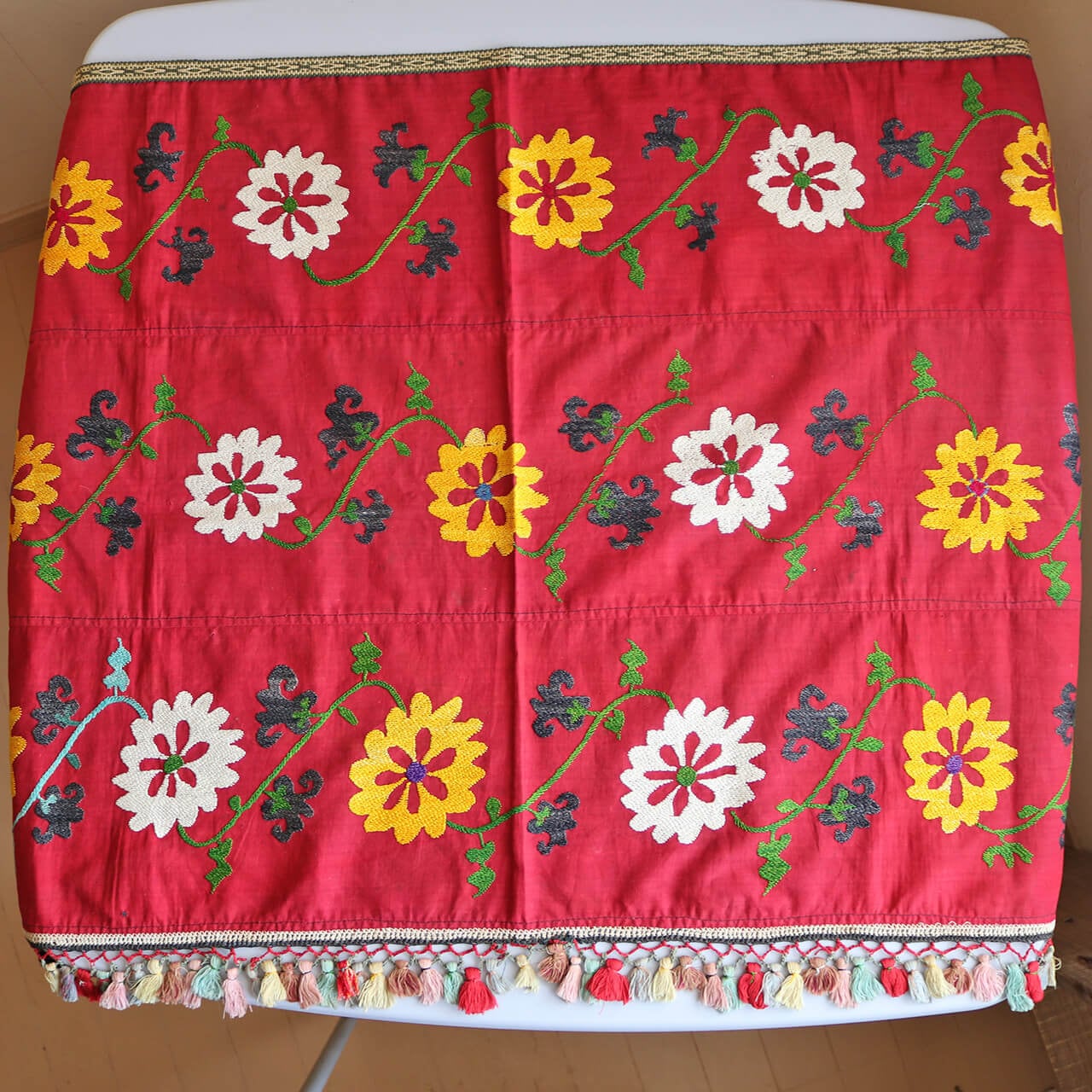1点もの】スザニ刺繍 クロス レッド フラワー タッセル付 【約92×63cm
