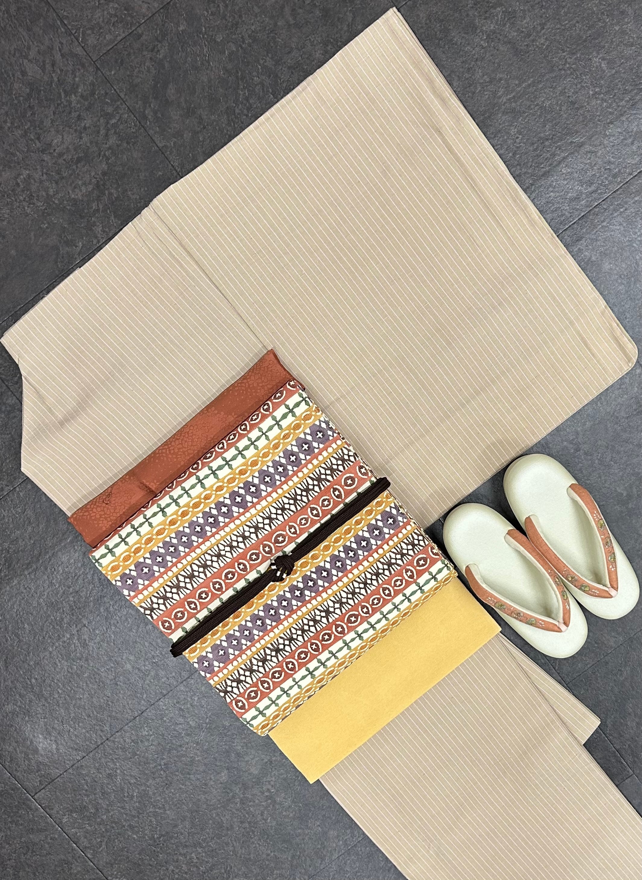 結城紬 白茶色に縦縞柄 裄丈 67㎝ 証紙あり K3343 | 着物 ひょうたん堂