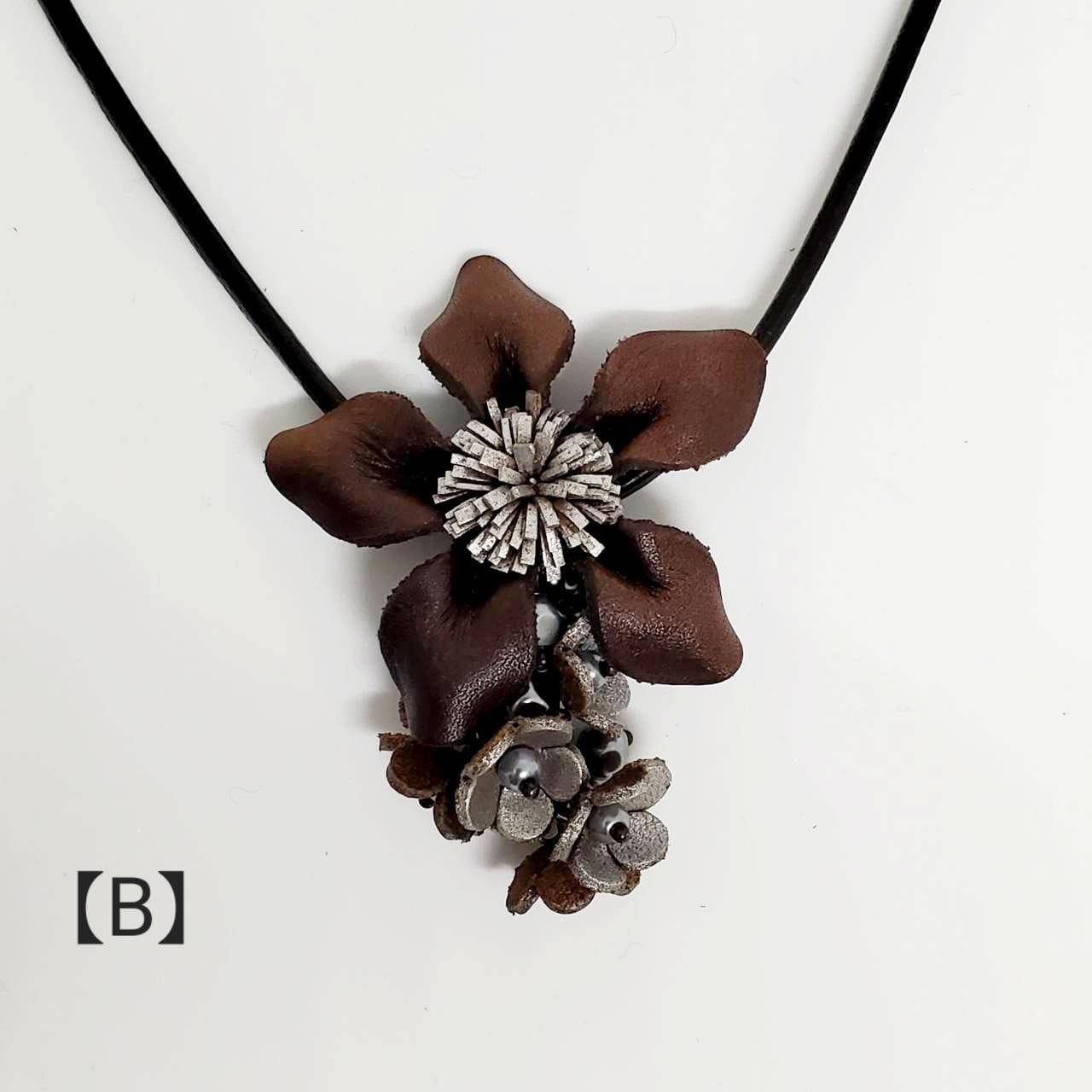 ブラウンレザー風ネックレス 幾何学デザイン ブラウンレザー風