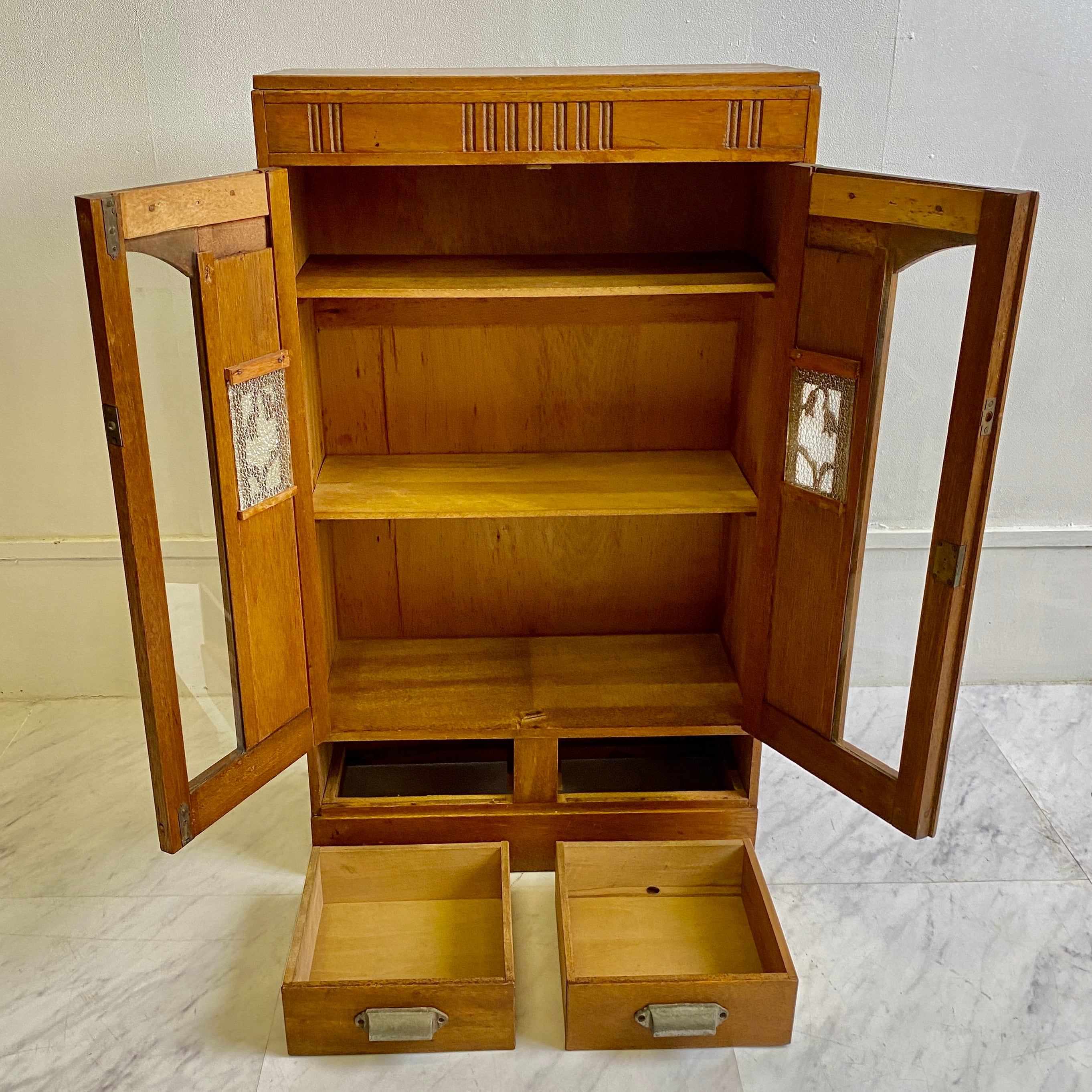 昭和レトロ 小振りなガラス扉付き両開きの棚 本棚 引出し 飾り棚