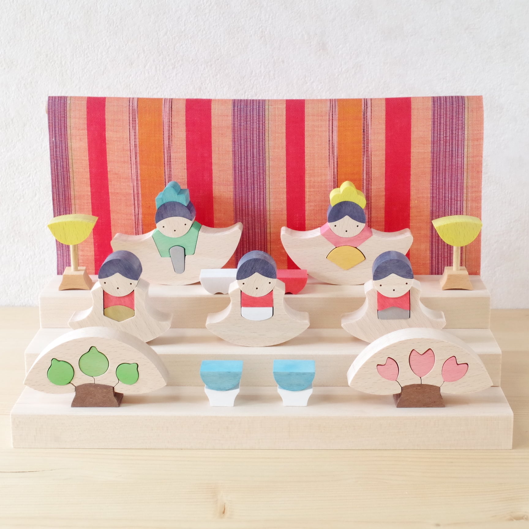 小黒三郎 銀杏円びな三段飾り（普通垂幕・赤） | 木のおもちゃ専門店