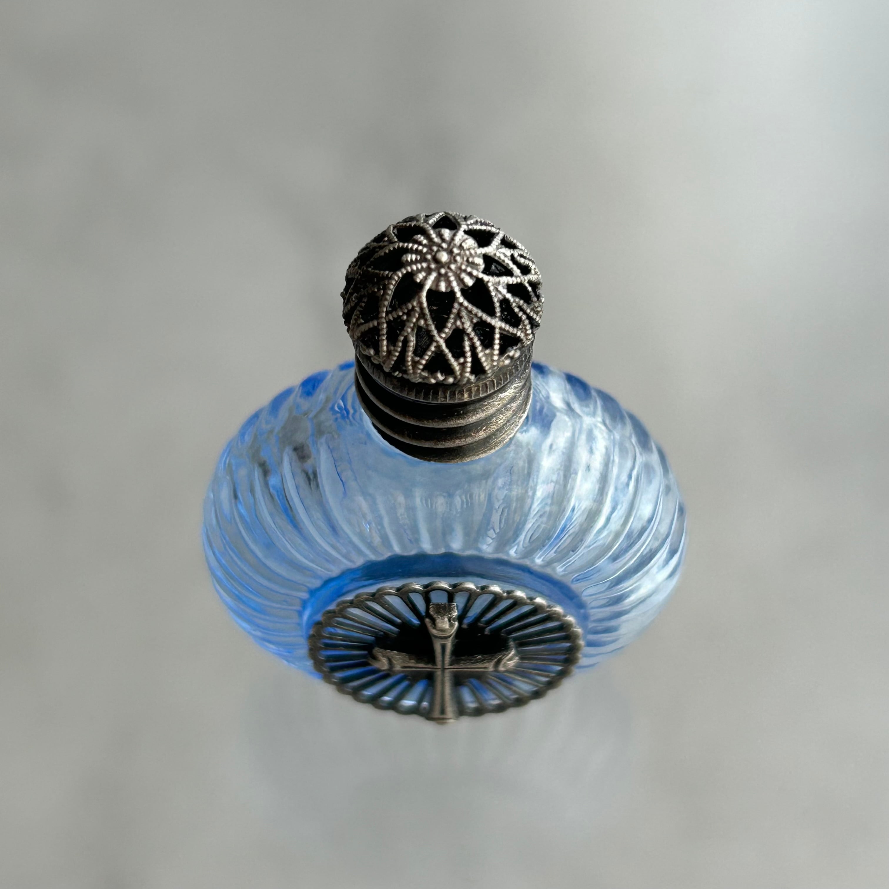 チェコ製】ボヘミアガラスの香水瓶（丸型 ブルー クロス アンティーク
