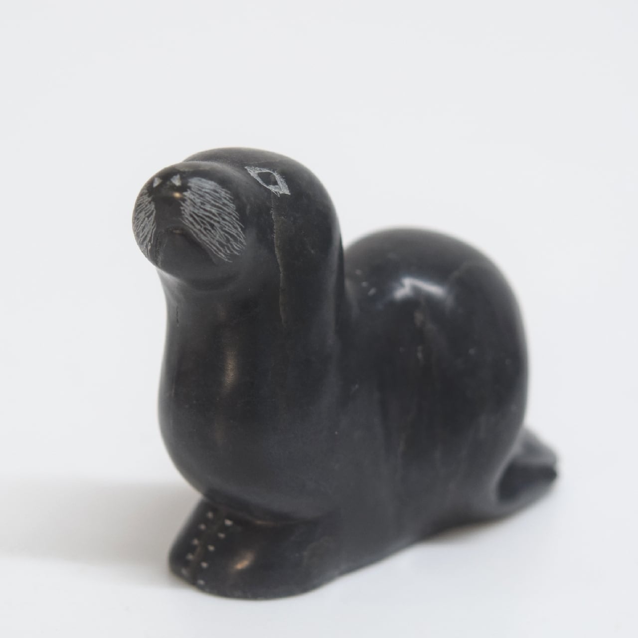 カナダ エスキモーアート（イヌイットアート） アシカ 石の彫刻